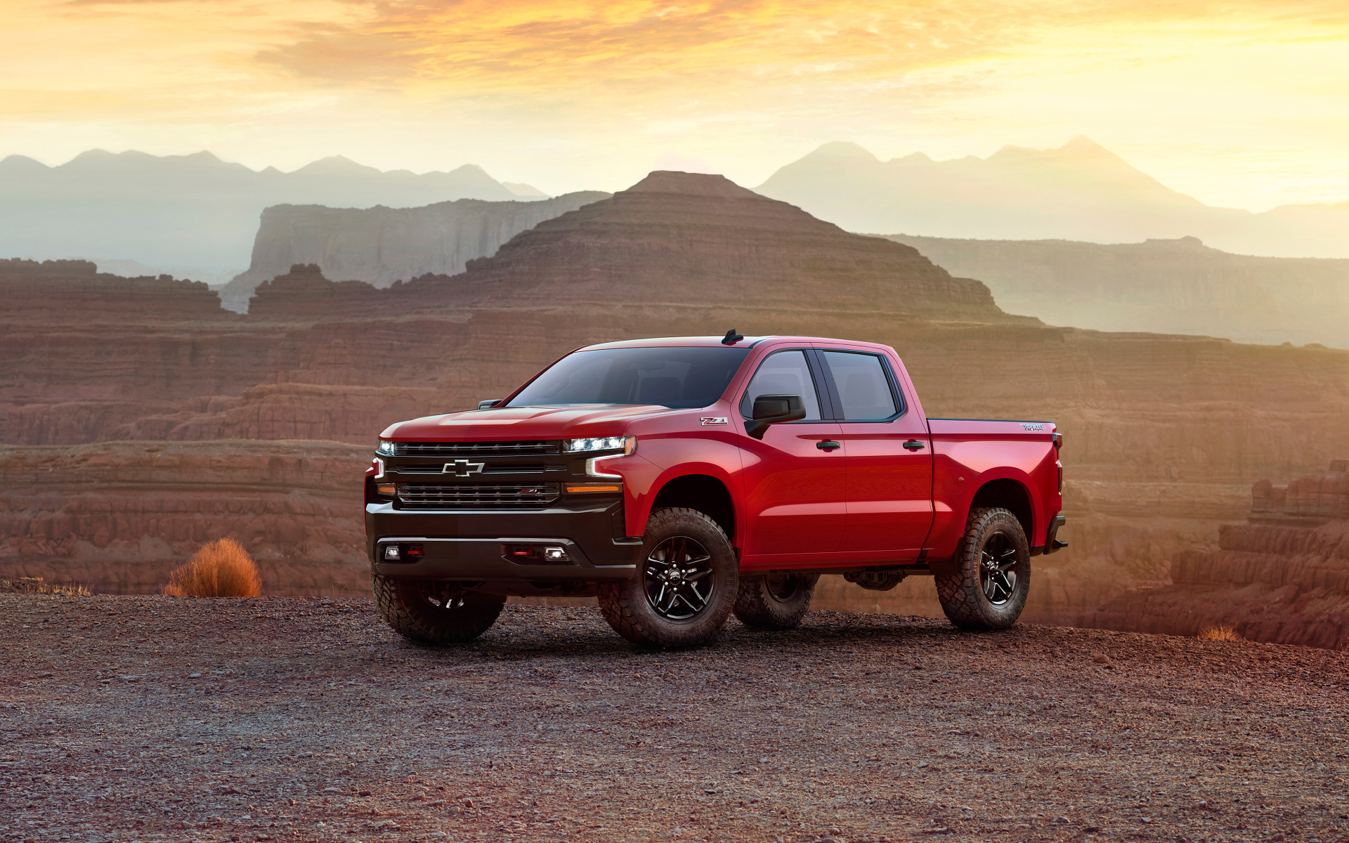 Красный пикап Chevrolet Silverado LT Z71, 2019 на закате