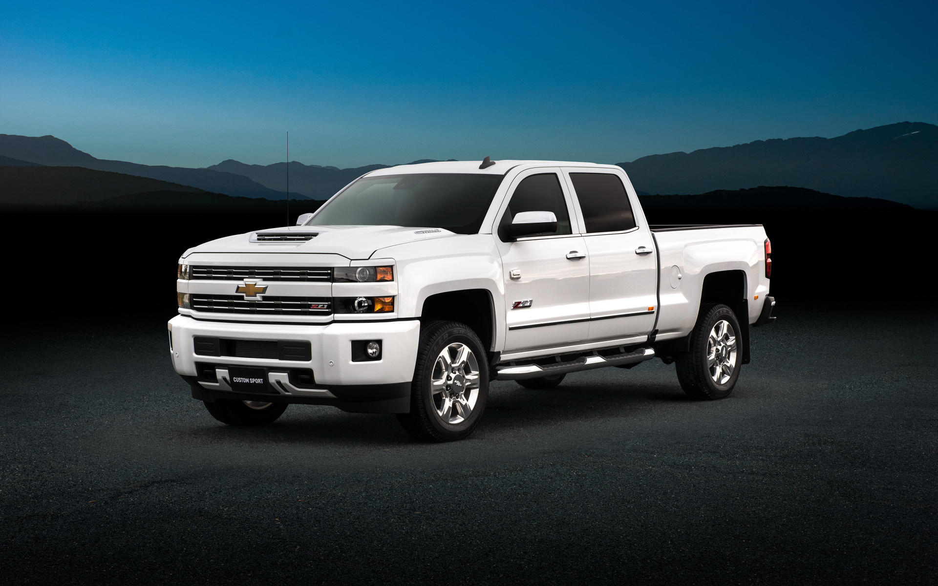 Белый пикап Chevrolet Silverado 2500, 2018 года