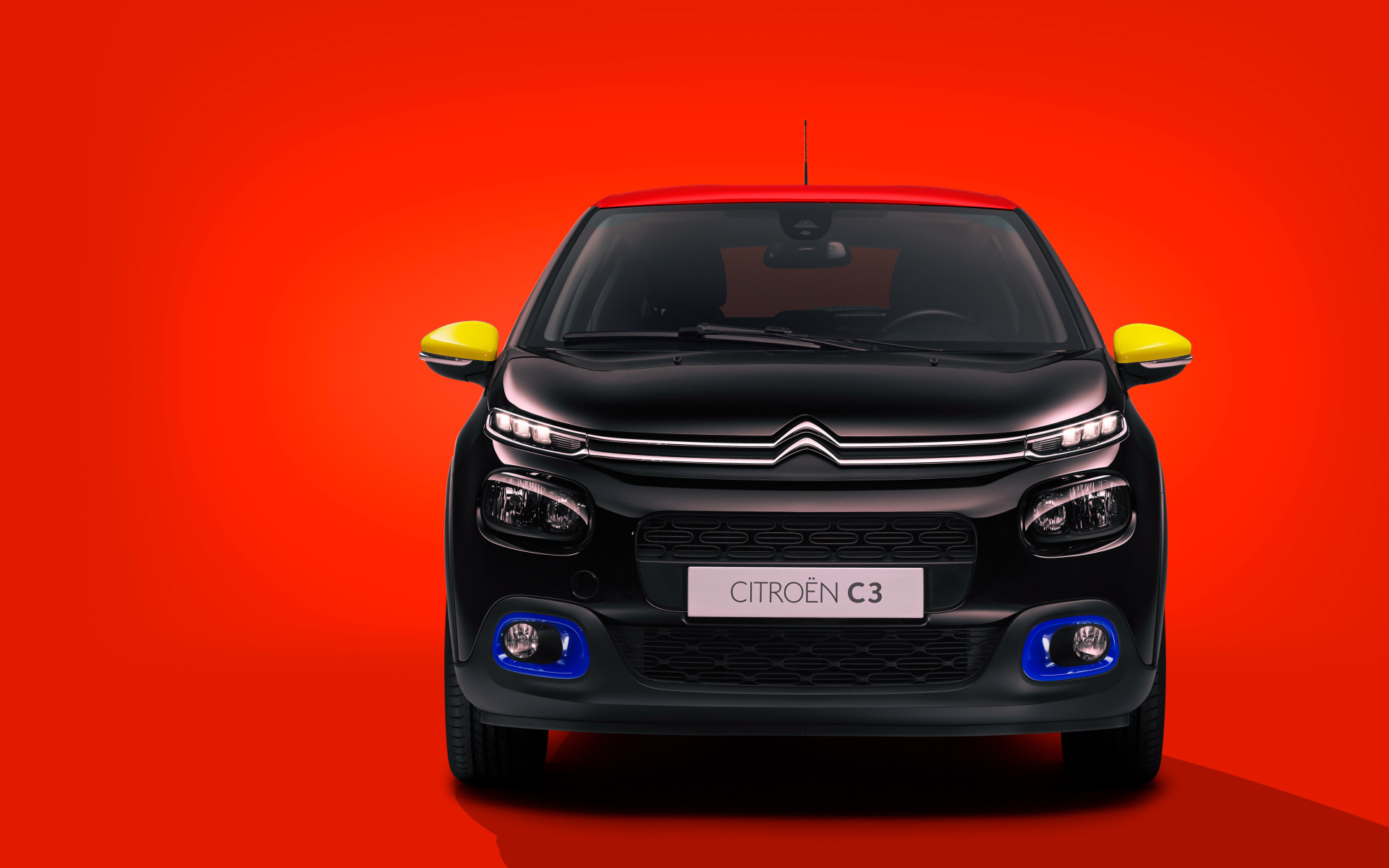 Черный автомобиль Citroen C3 JCC на красном фоне