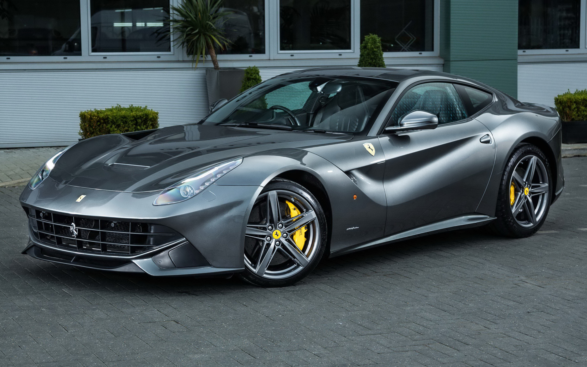 Спортивный серебристый автомобиль Ferrari F12 berlinetta