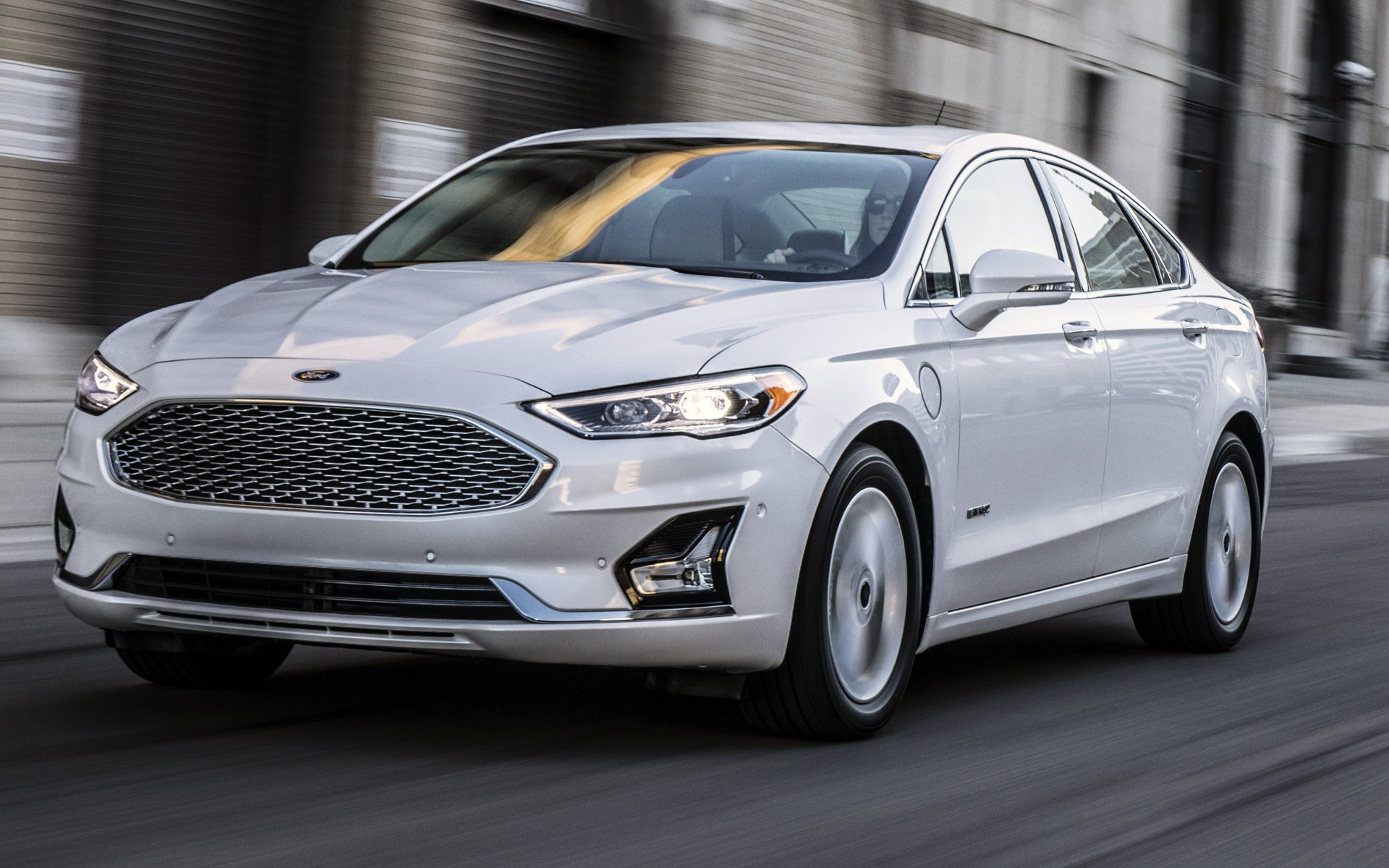 Новый белый автомобиль Ford Reveals 2019 года в городе