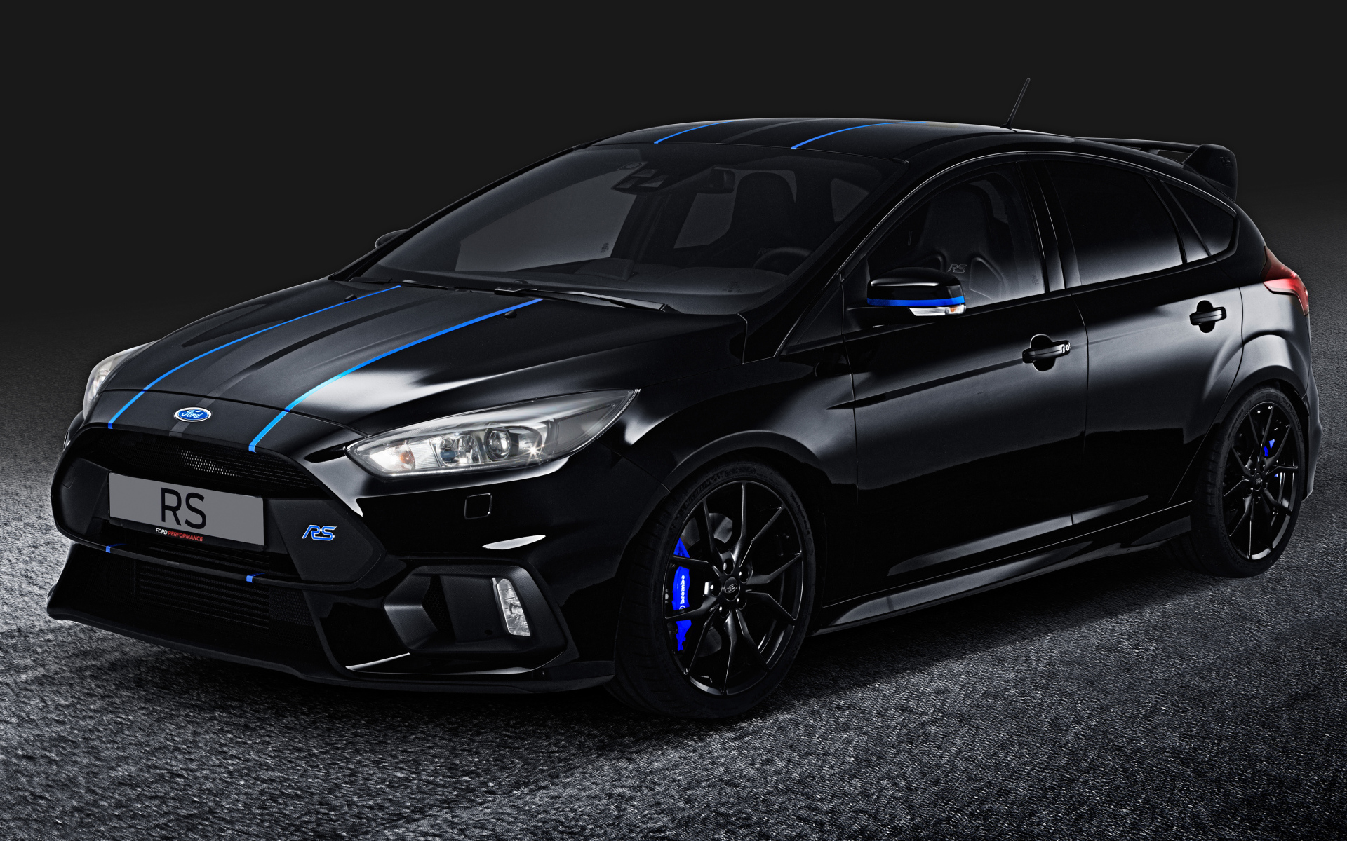 Черный автомобиль Ford Focus RS, 2018 на сером фоне