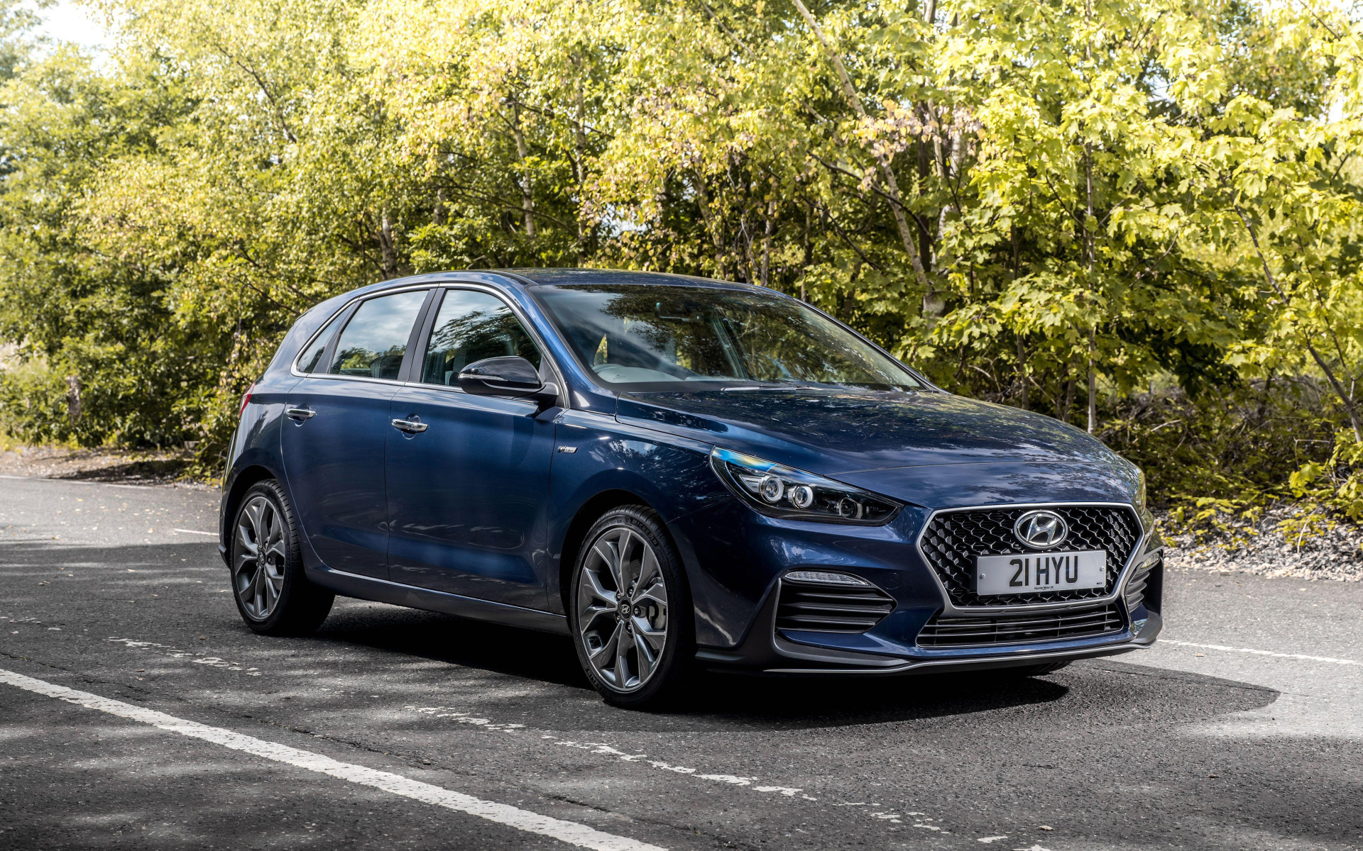 Синий автомобиль Hyundai i30 N Line 2018 года