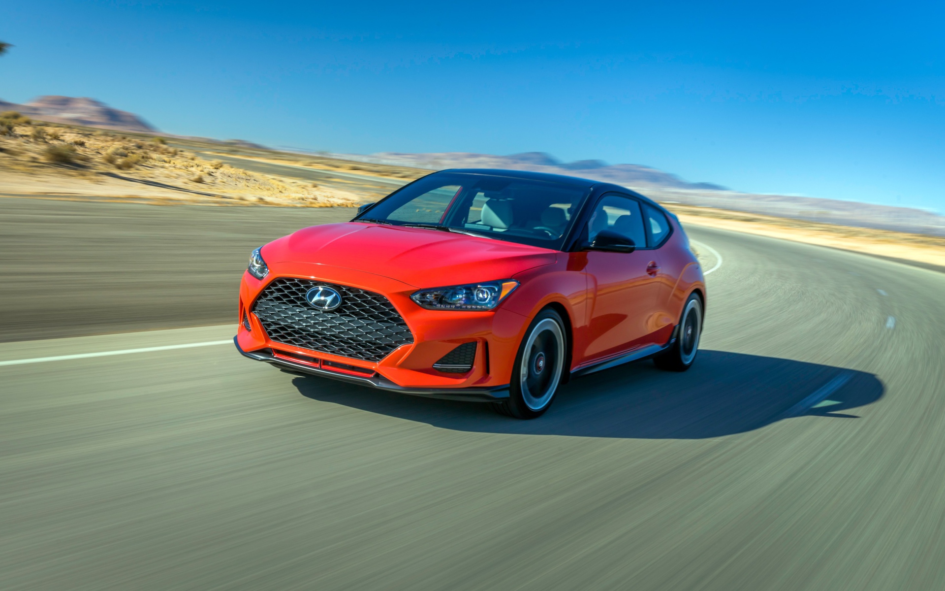 Красный автомобиль Hyundai Veloster Turbo, 2019 на трассе