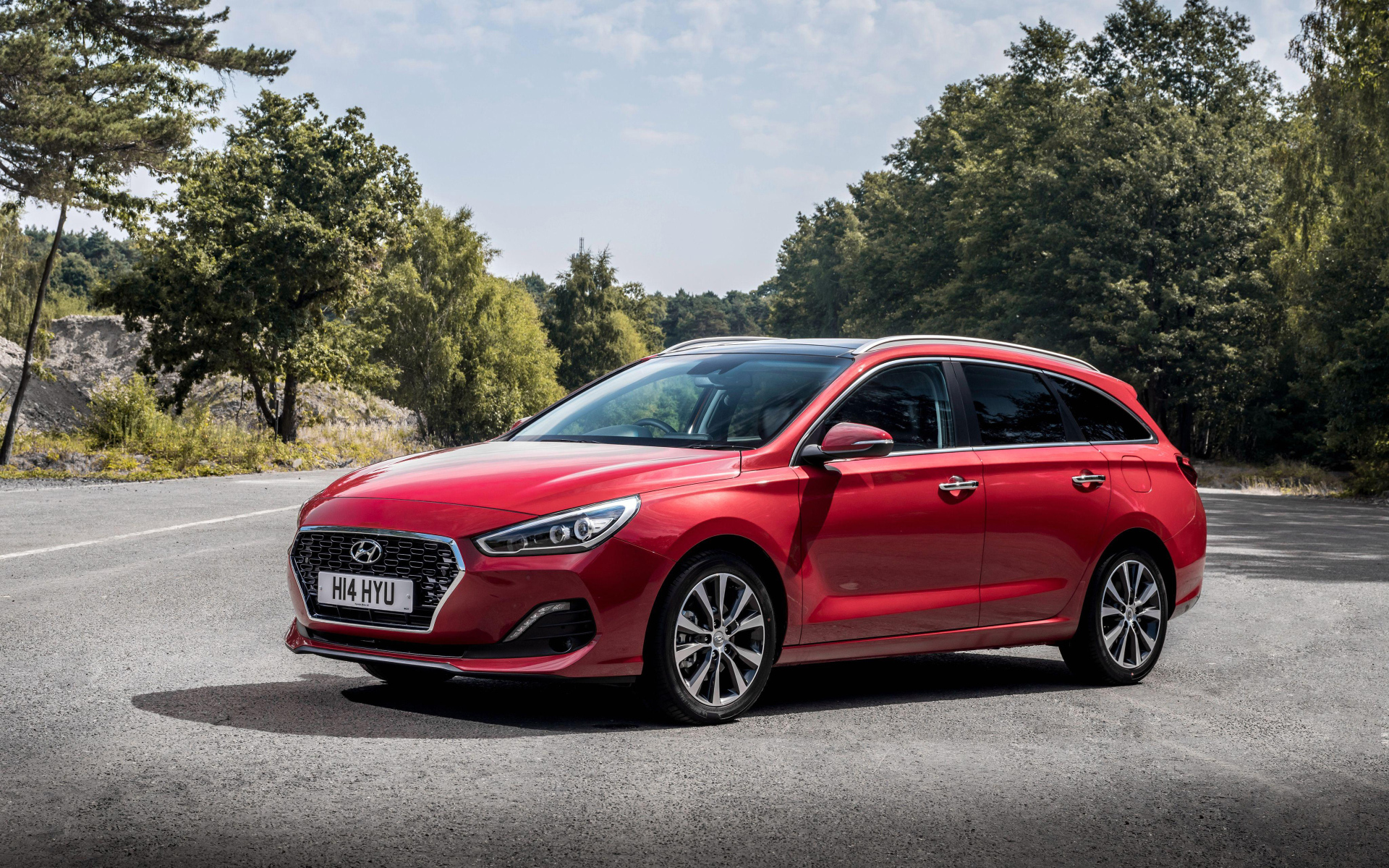 Красный автомобиль Hyundai i30 Tourer, 2018 года