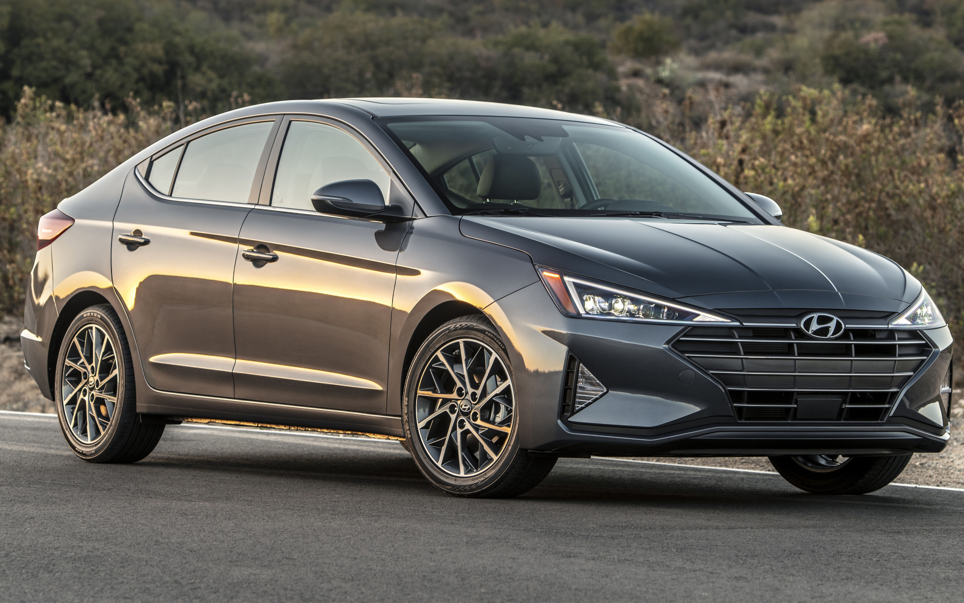 Серебристый автомобиль Hyundai Elantra, 2019