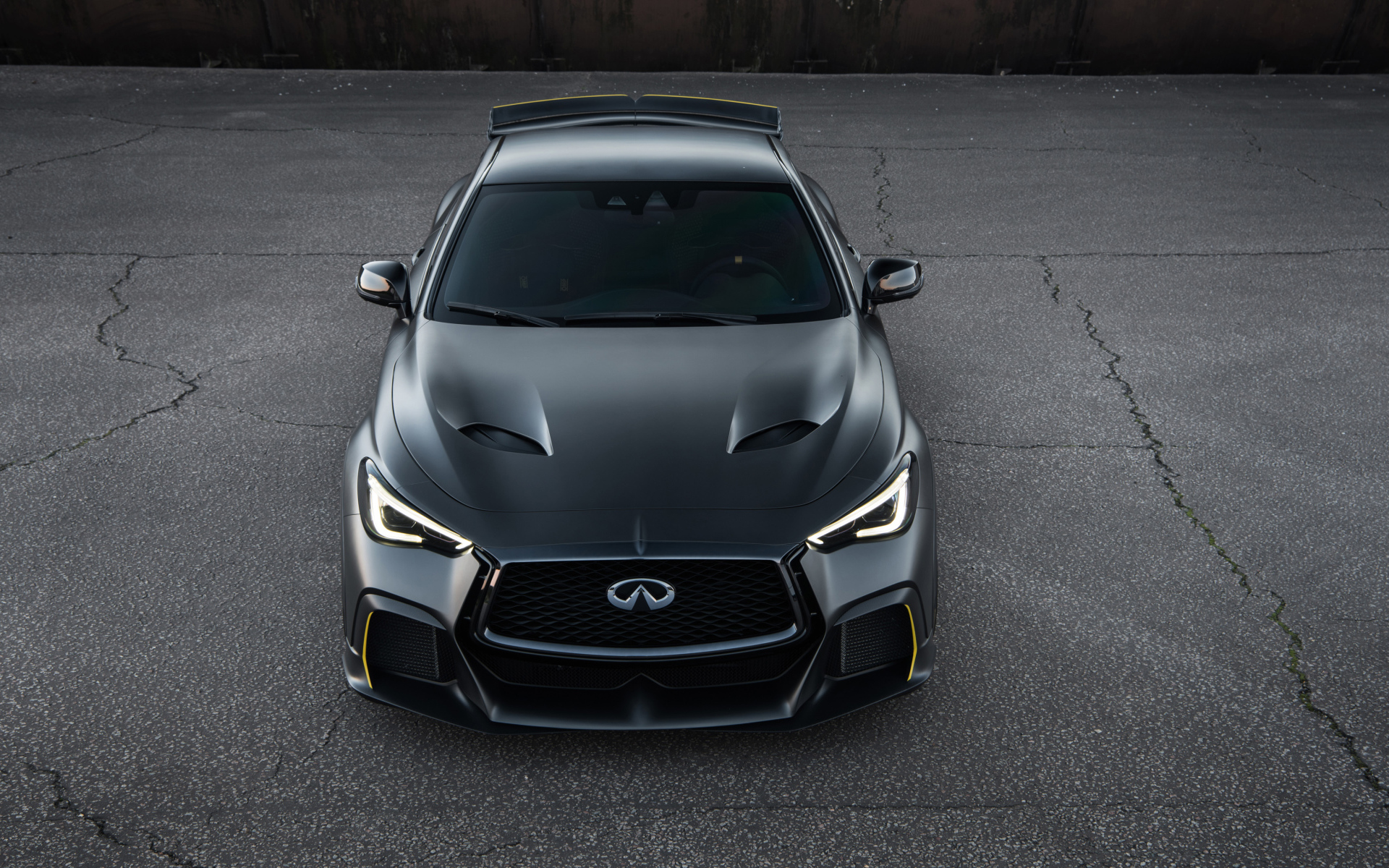 Автомобиль Infiniti Project Black S стоит на асфальте