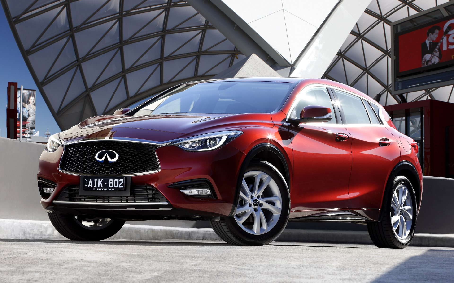 Красный блестящий автомобиль Infiniti Q30