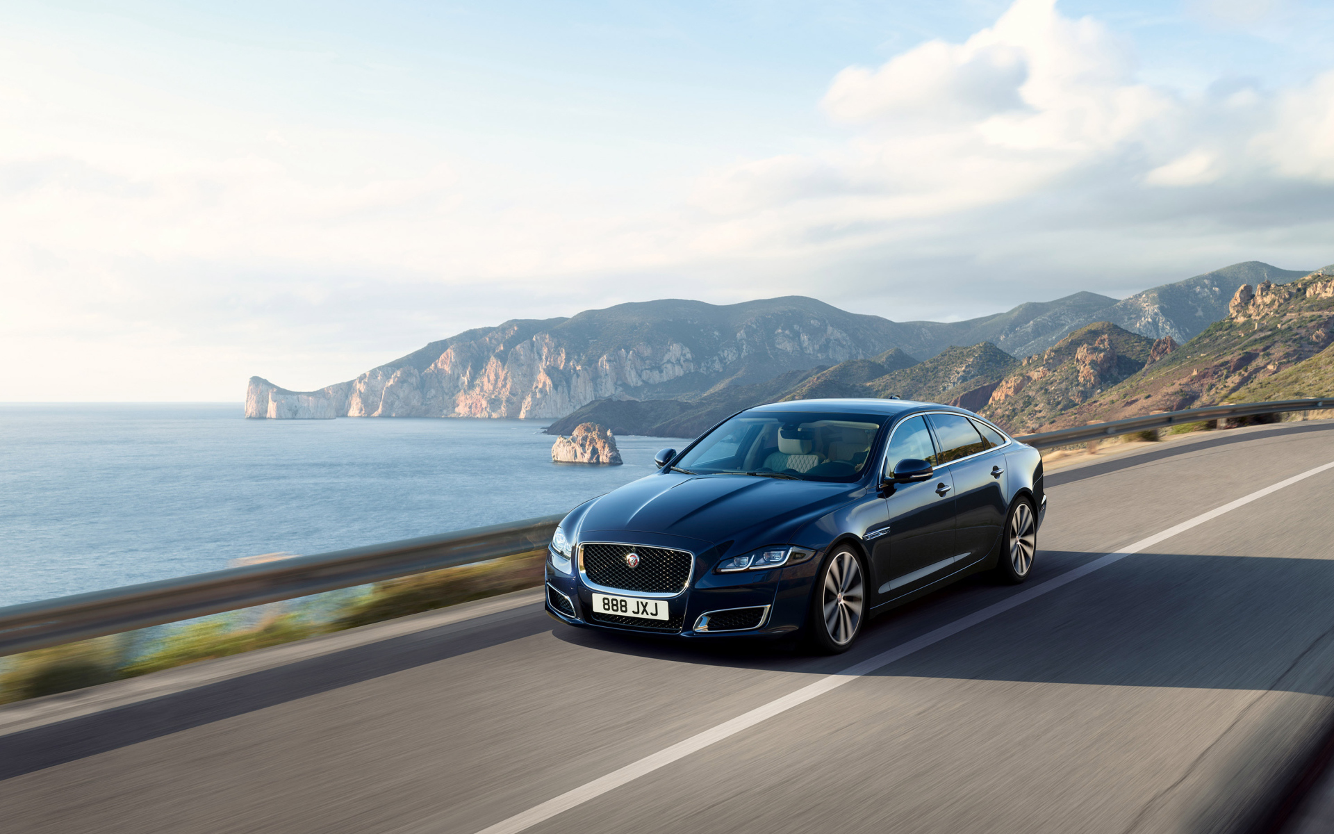 Черный автомобиль Jaguar XJ50, 2018 года на трассе