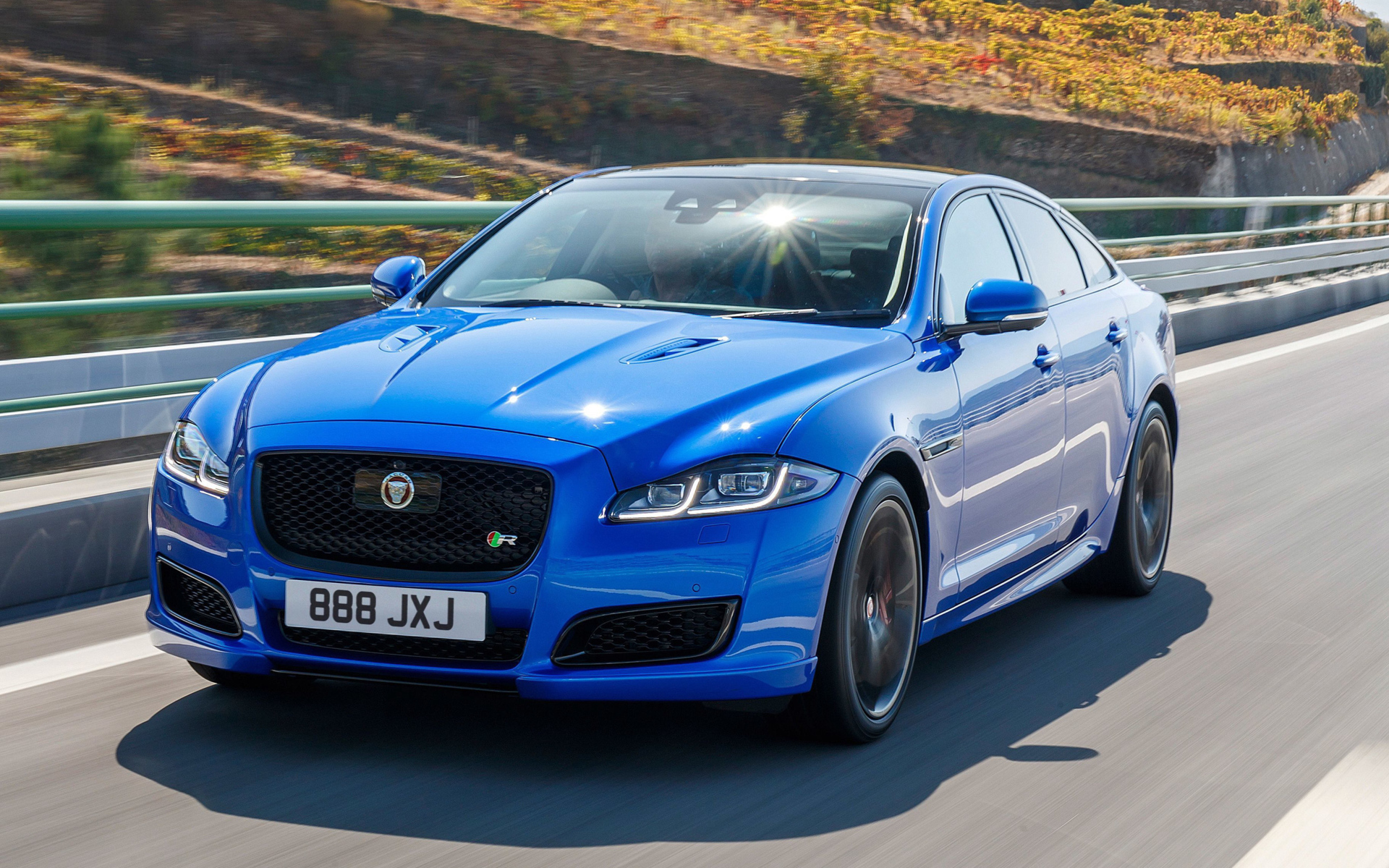 Синий автомобиль Jaguar XJR575, 2017 года