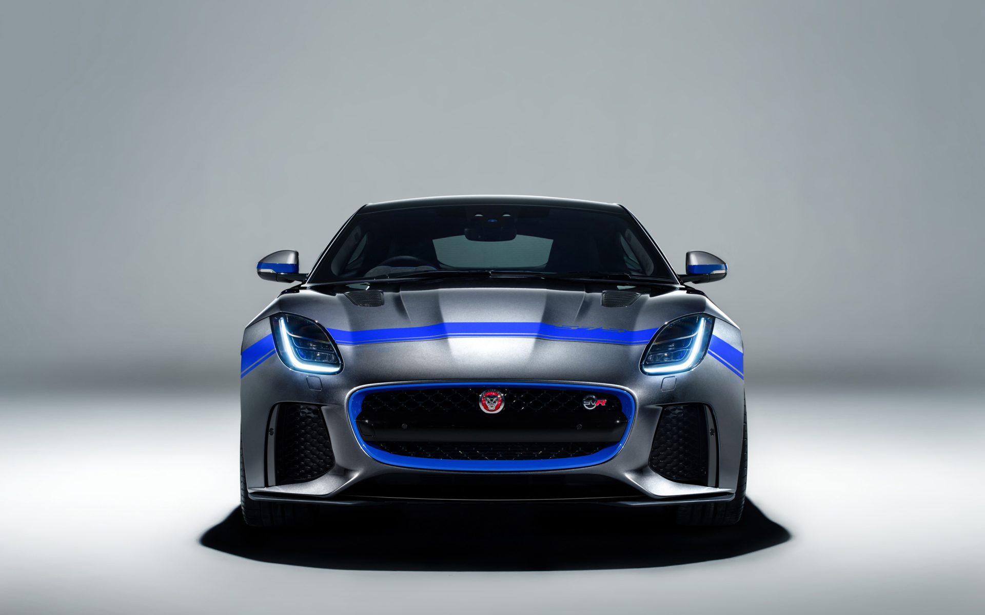 Автомобиль Jaguar F Type SVR Graphic Pack Coupe 2018 года вид спереди