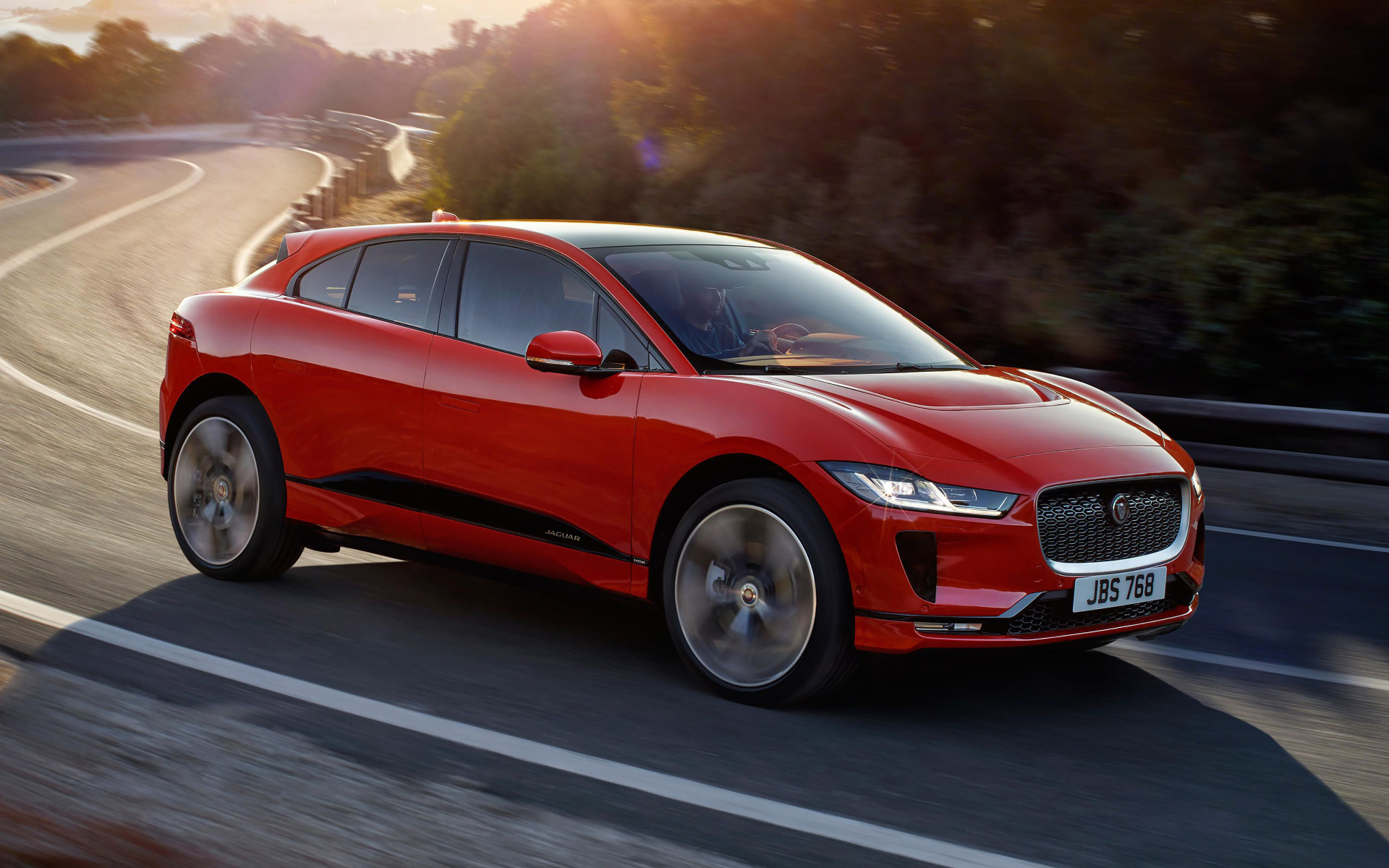 Красный электрический автомобиль Jaguar I Pace, 2019 года