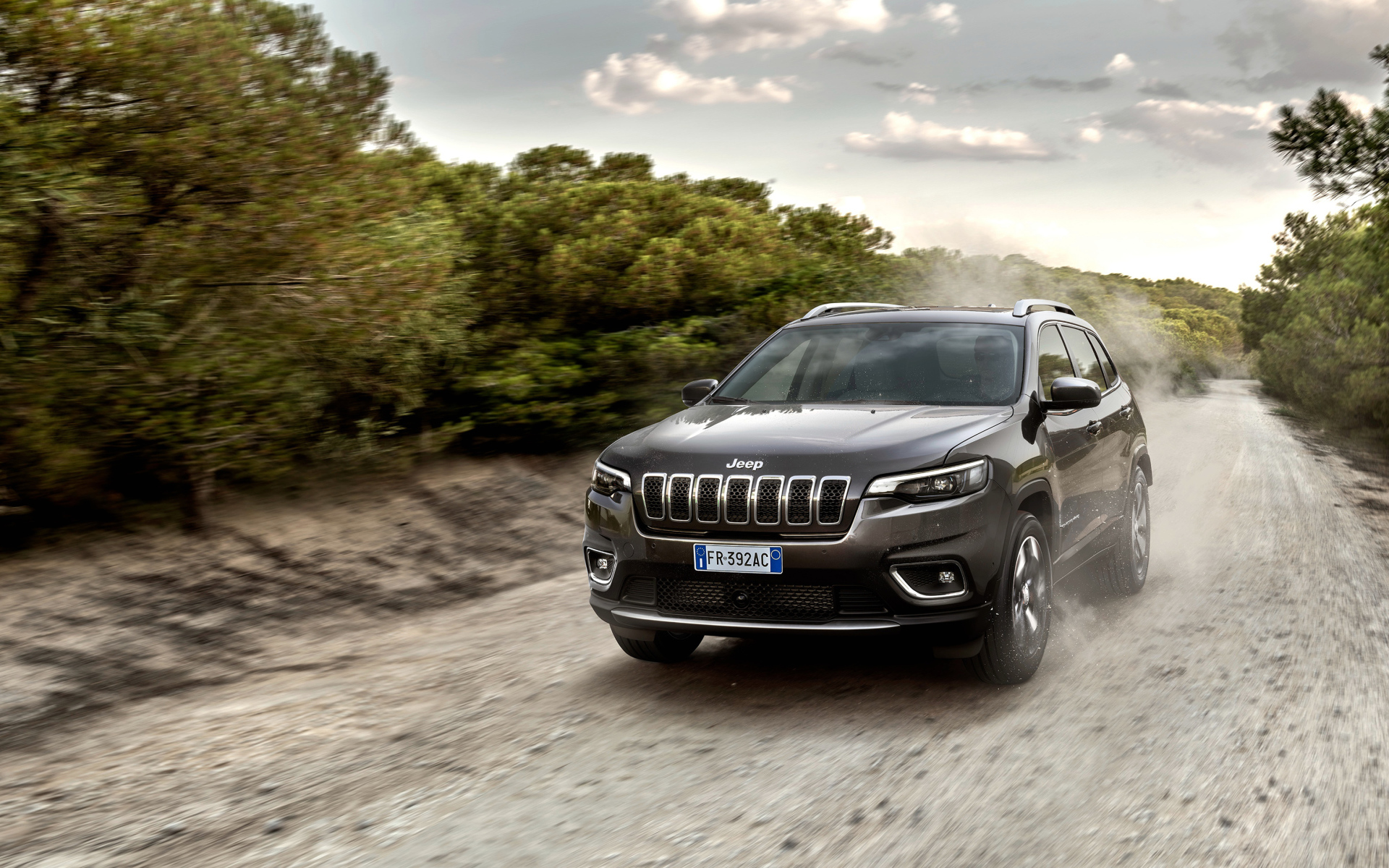 Черный внедорожник Jeep Cherokee Limited 2018 года