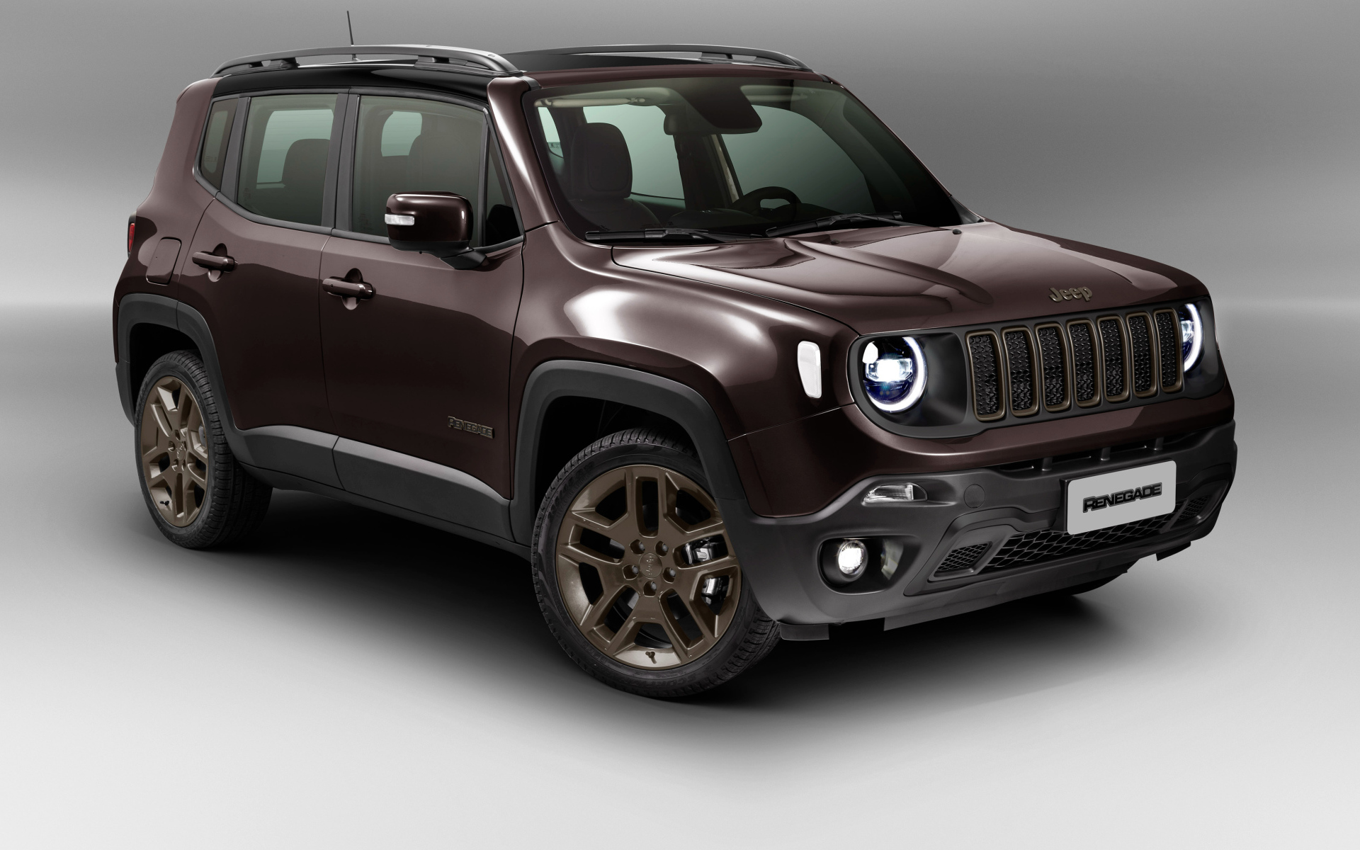Коричневый Jeep Renegade  2018 года на сером фоне