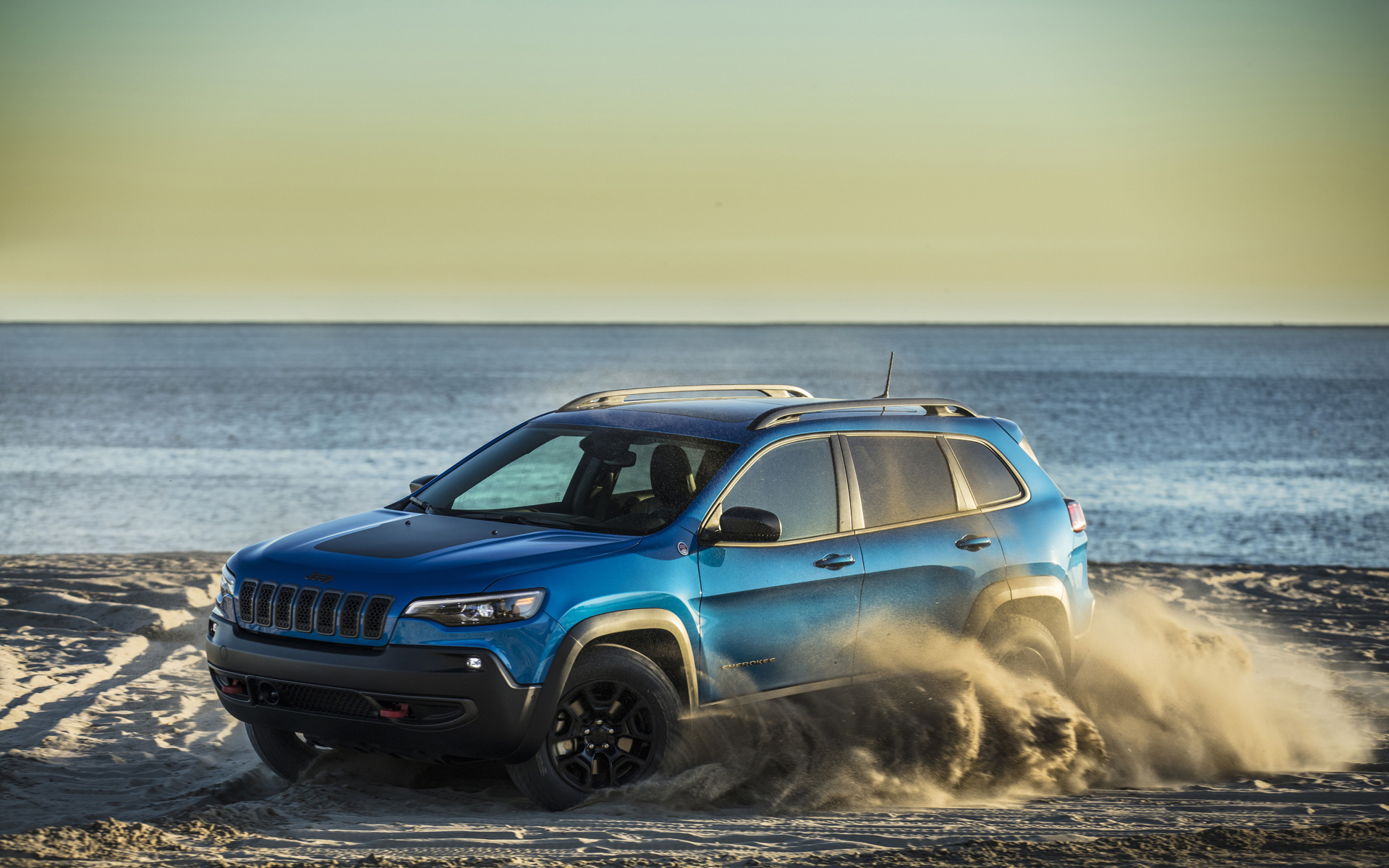 Внедорожник Jeep Cherokee Trailhawk, 2019 дрифт на песке
