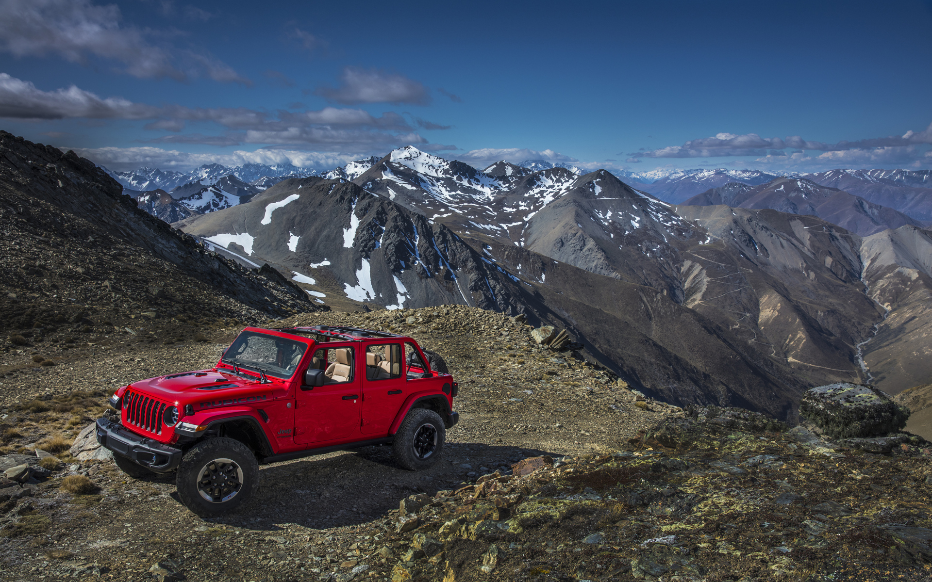 Красный Jeep Wrangler в горах
