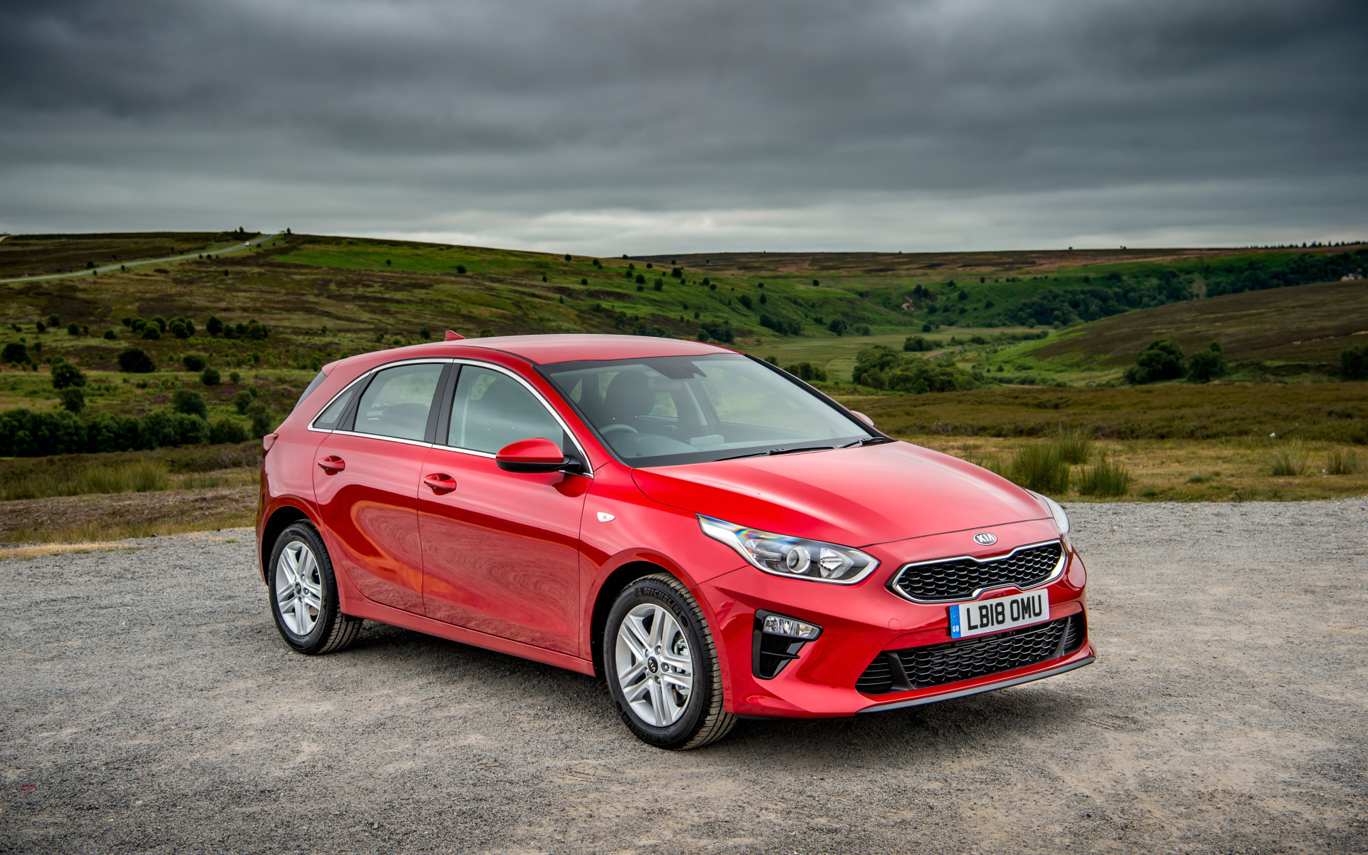 Красный кроссовер KIA Ceed 2018 года