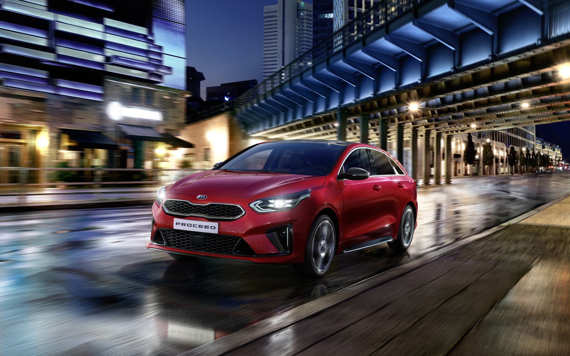 Красный автомобиль Kia ProCeed GT Line 2019 года на трассе 