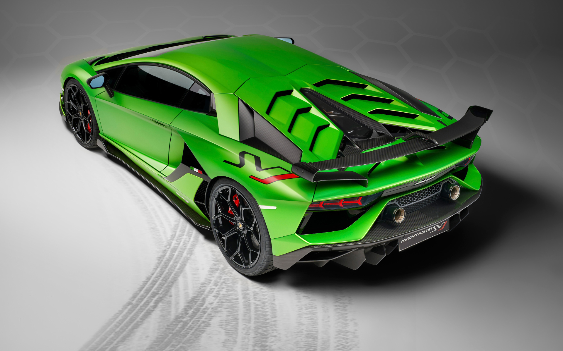 Зеленый спортивный автомобиль Lamborghini Aventador SVJ, 2018 года вид сзади