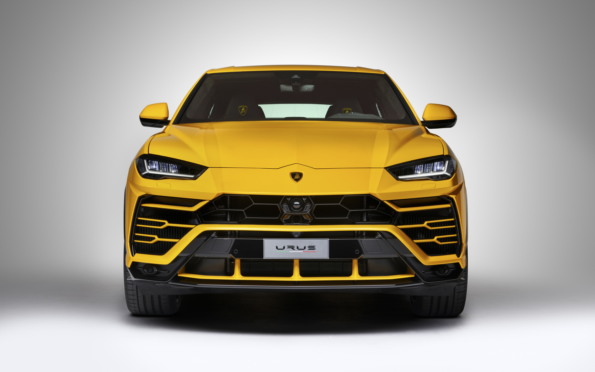 Внедорожник  Lamborghini Urus, 2018 вид спереди