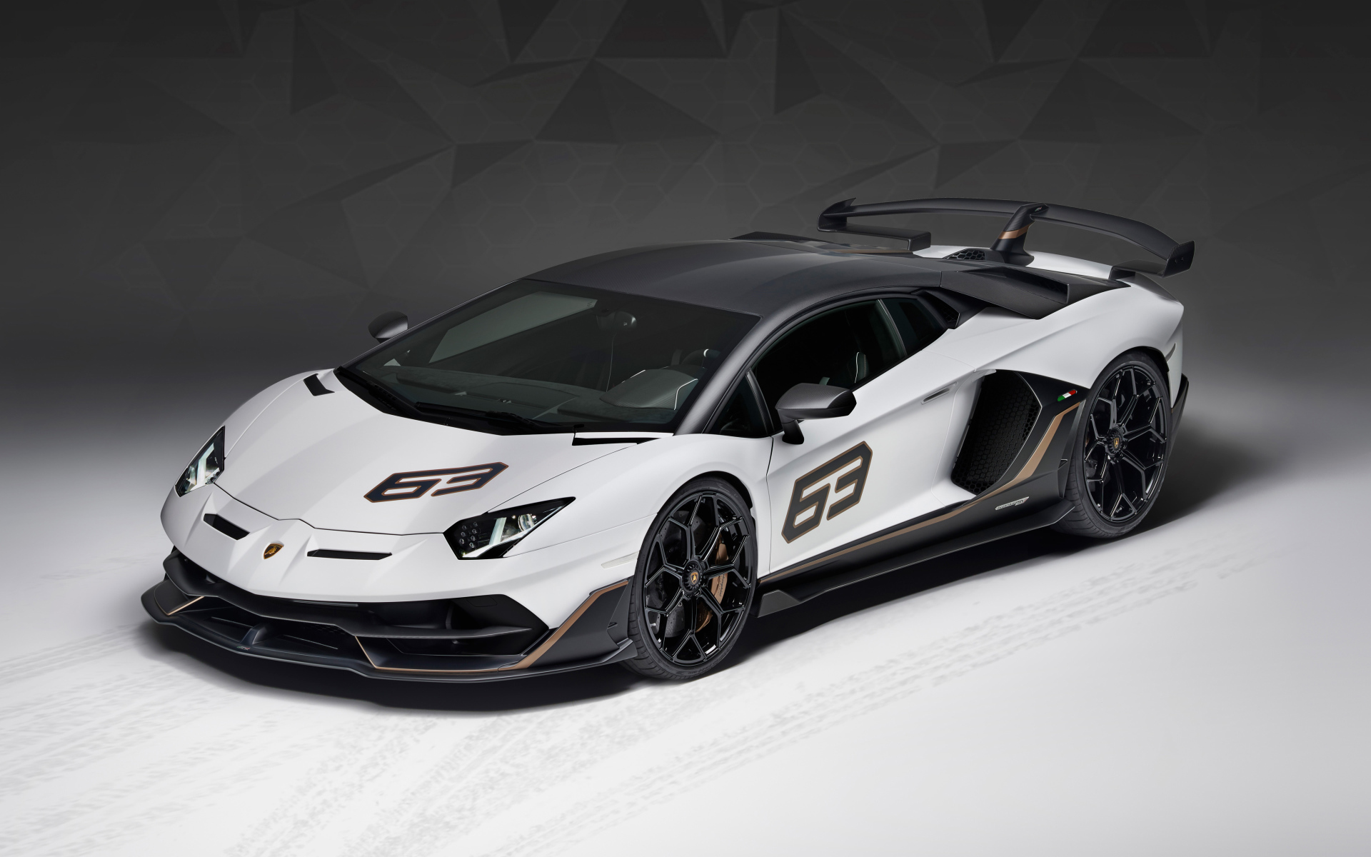 Спортивный автомобиль Lamborghini Aventador SVJ 63, 2018 на сером фоне