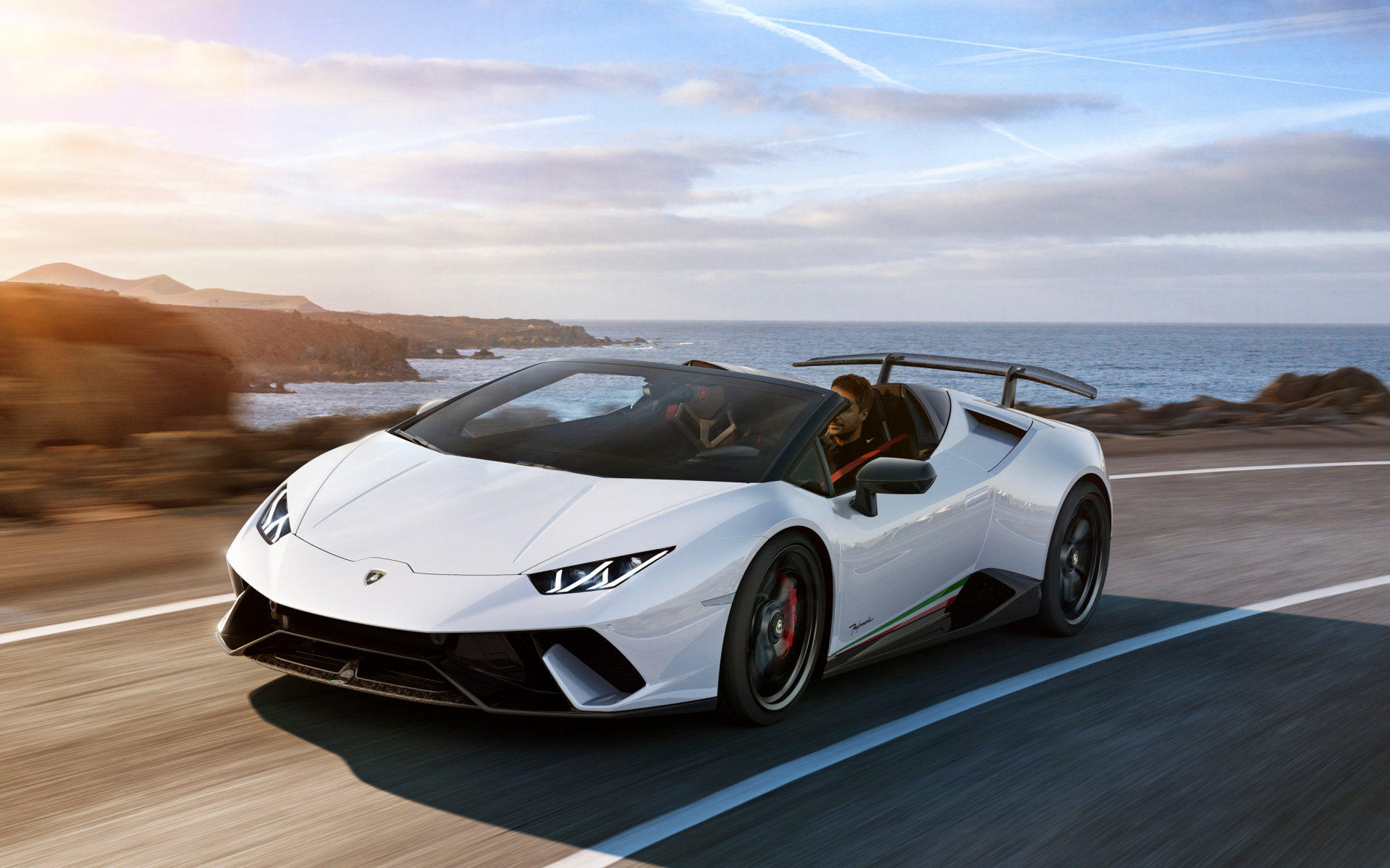Белый кабриолет Lamborghini Huracan Performante Spyder Front View 2018
