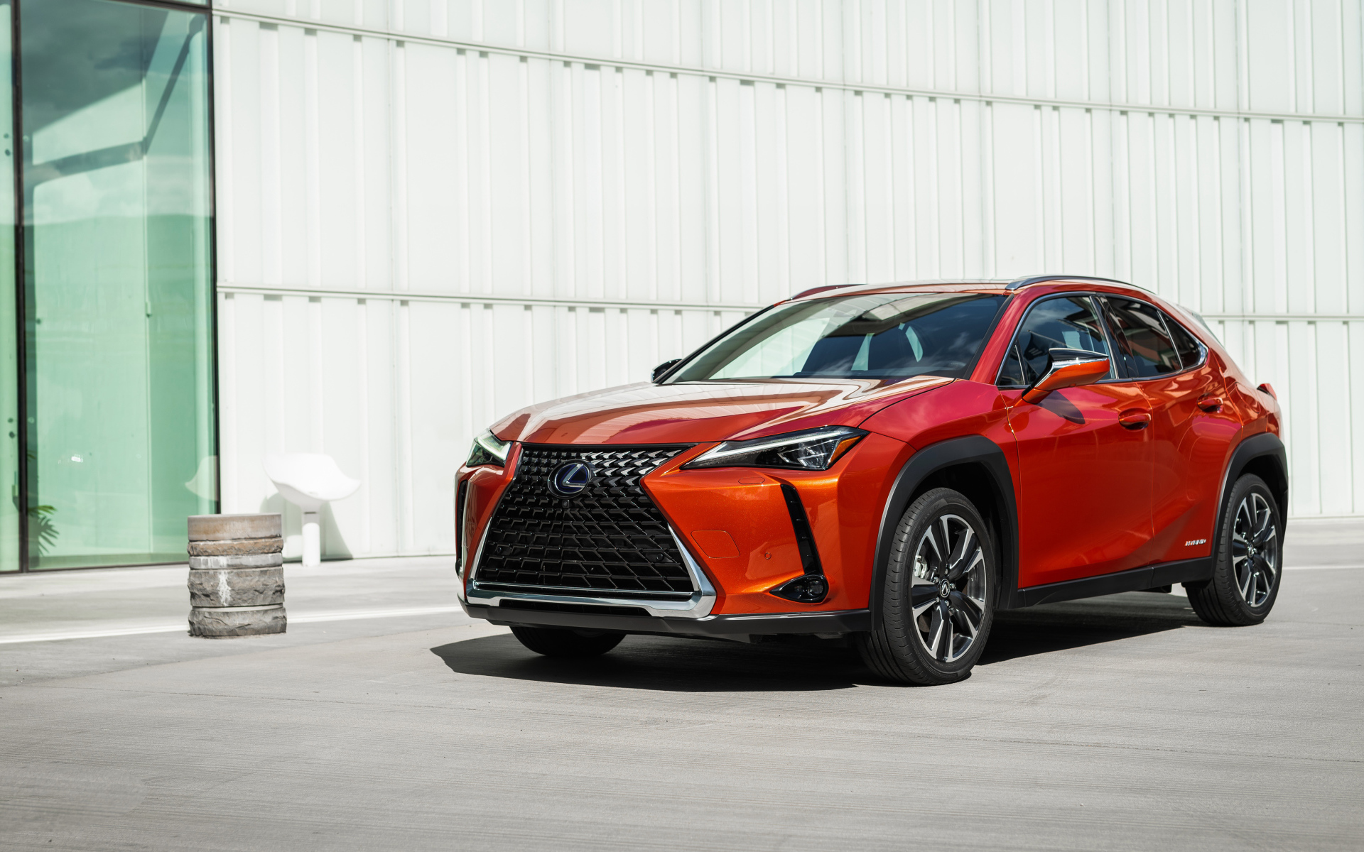 Красный автомобиль Lexus UX 250h, 2019 года