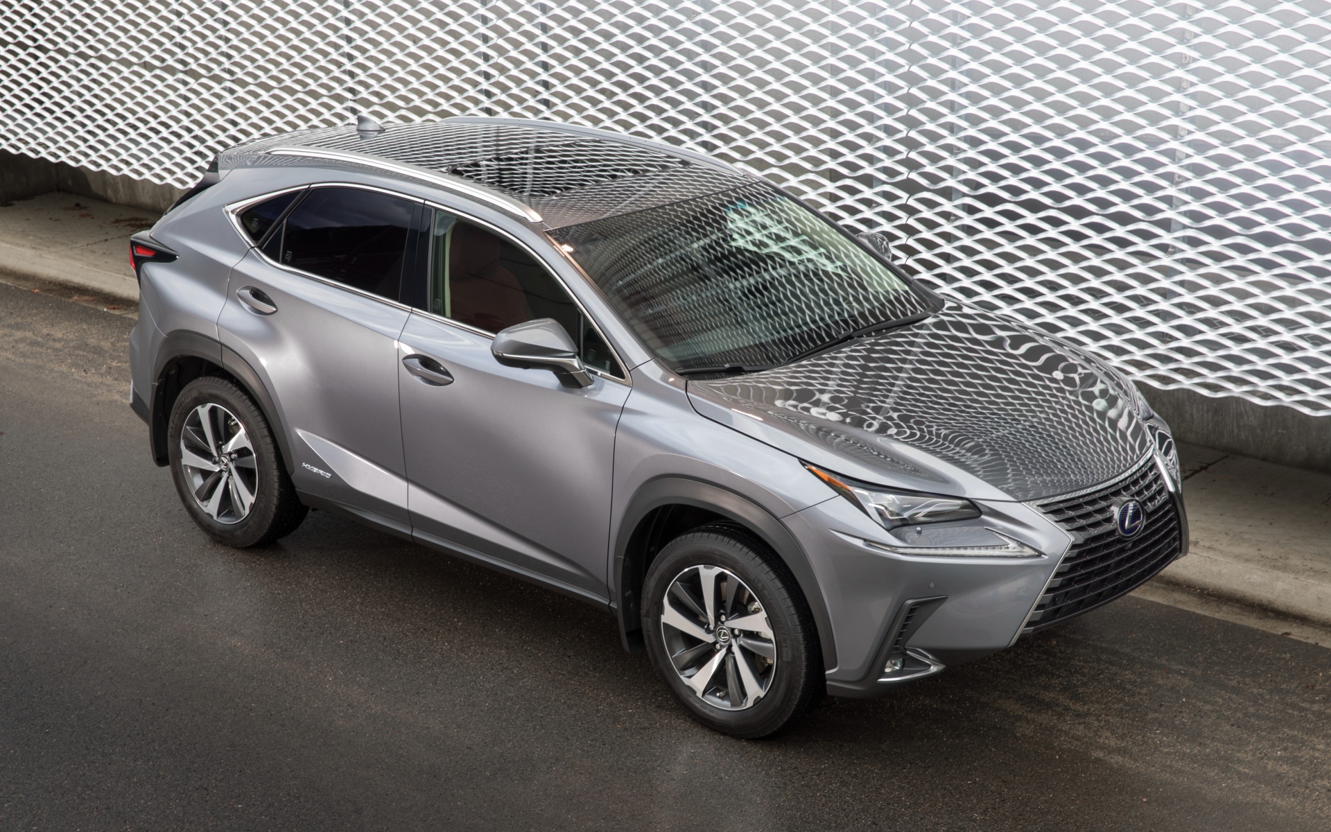 Серебристый автомобиль внедорожник  Lexus NX