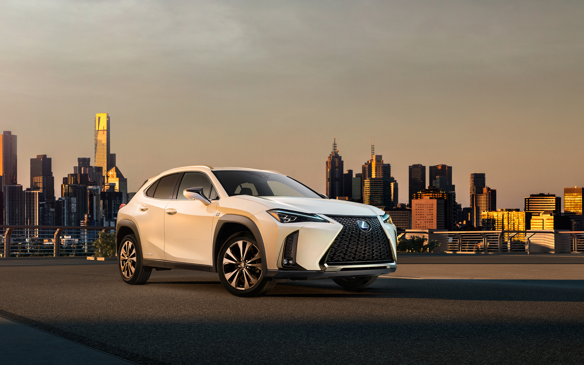 Белый внедорожник Lexus UX, 2019 на фоне города