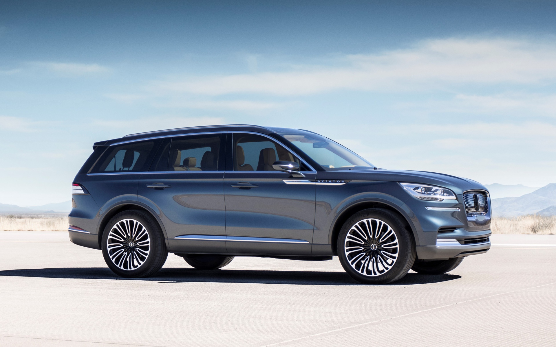 Серебристый внедорожник Lincoln Aviator, 2019