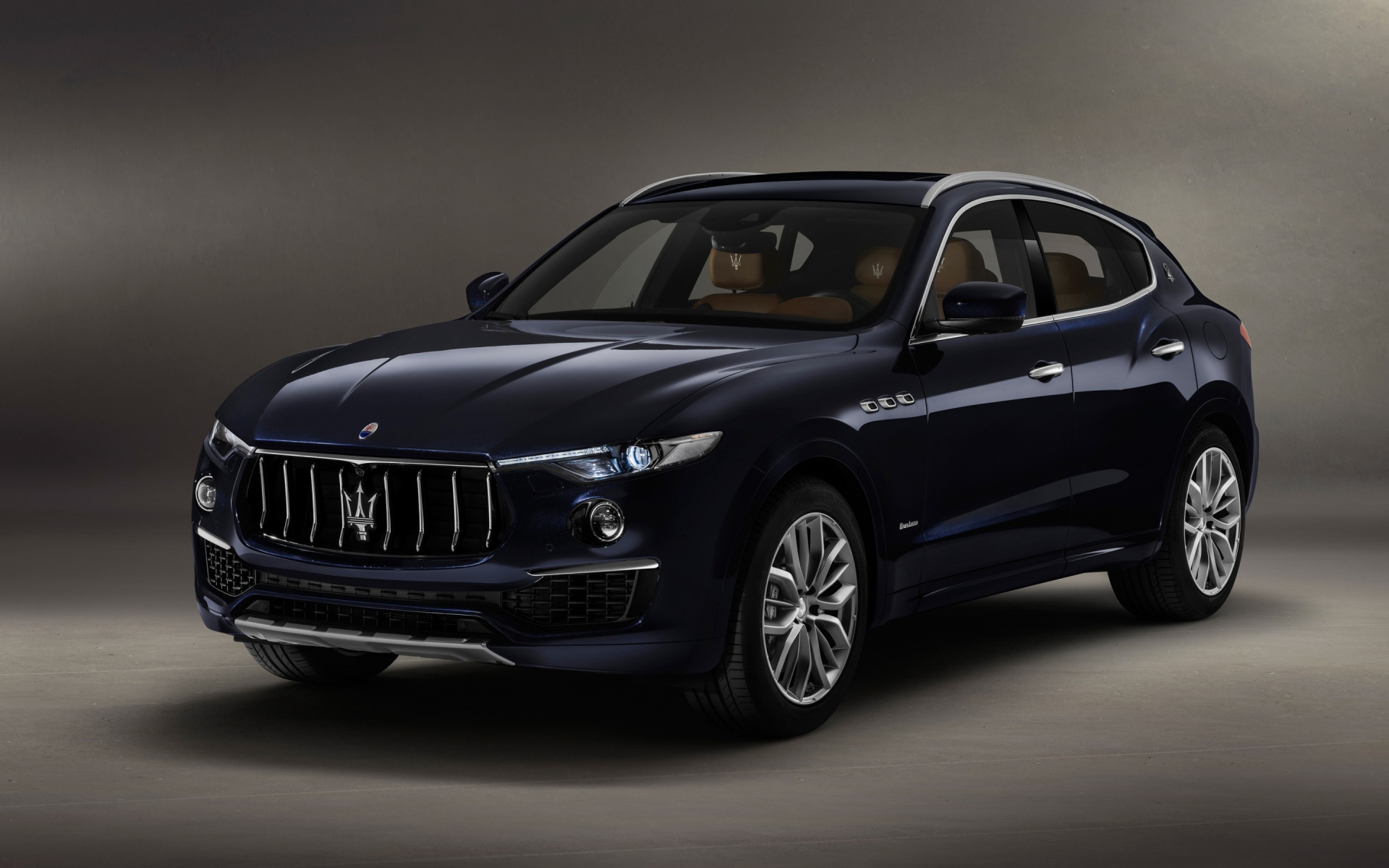 Автомобиль Maserati Levante  2018 года на сером фоне