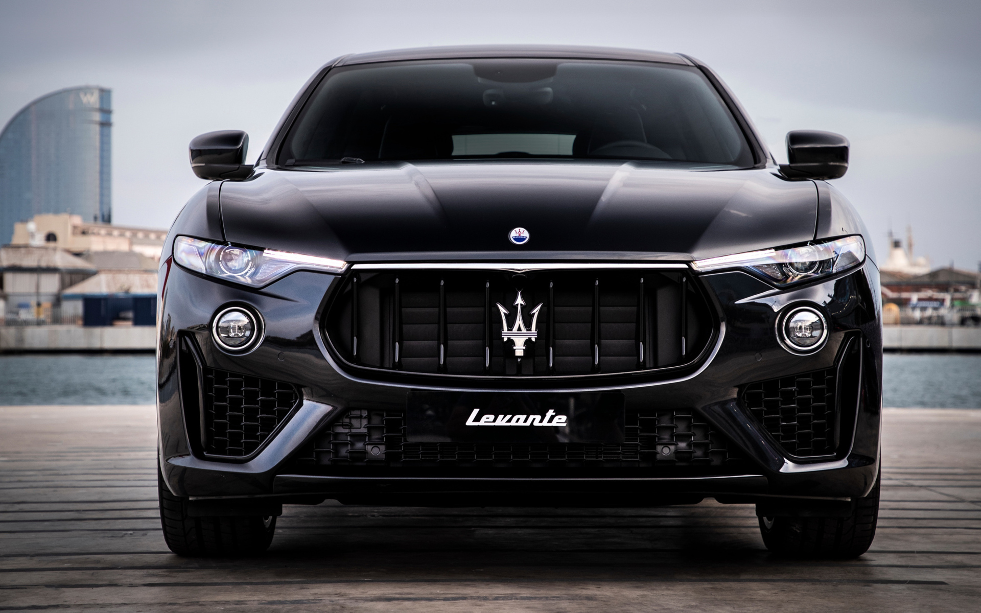 Дорогой черный автомобиль Maserati Levante S Q4 GranSport