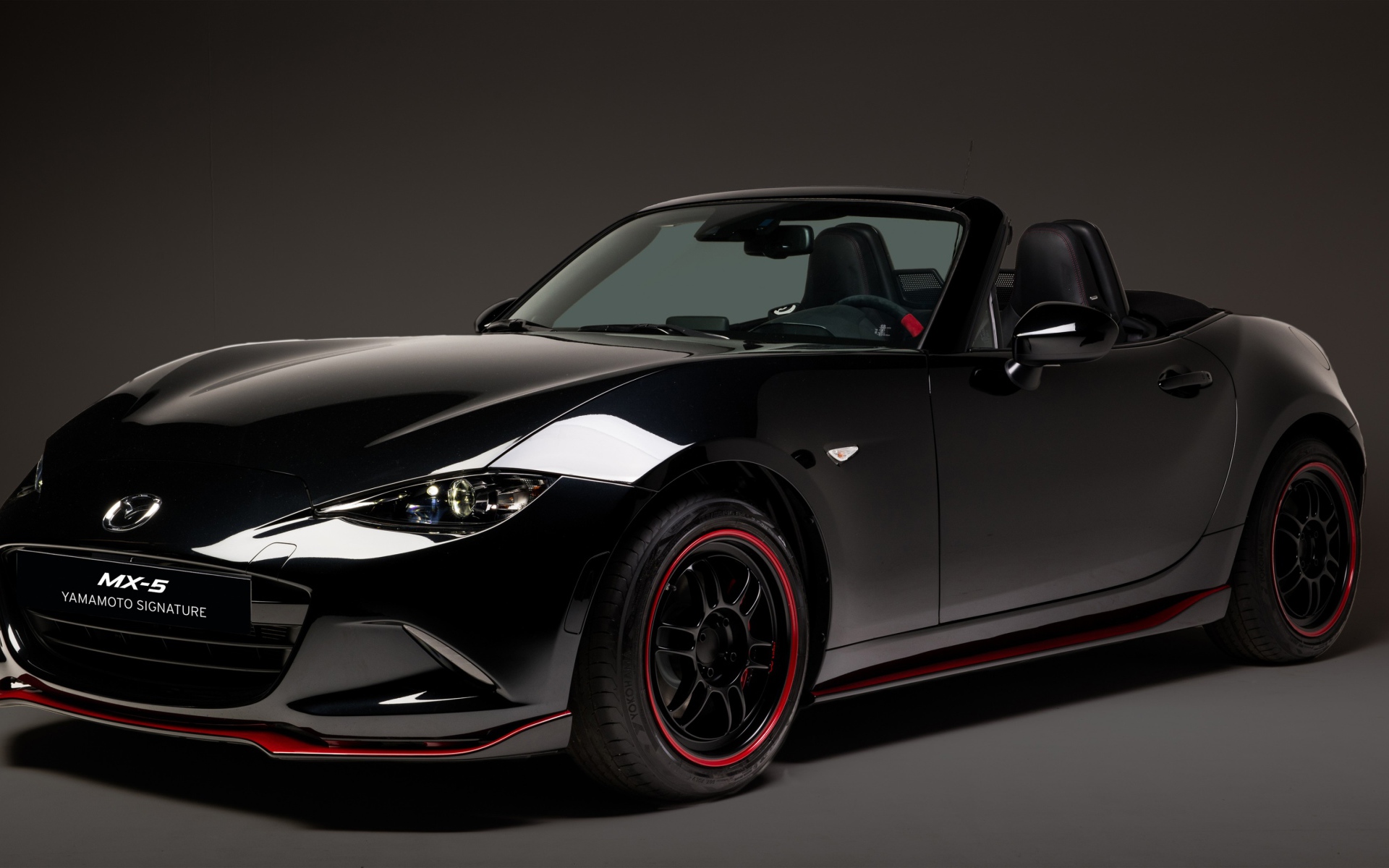 Черный автомобиль кабриолет Mazda MX-5, 2018