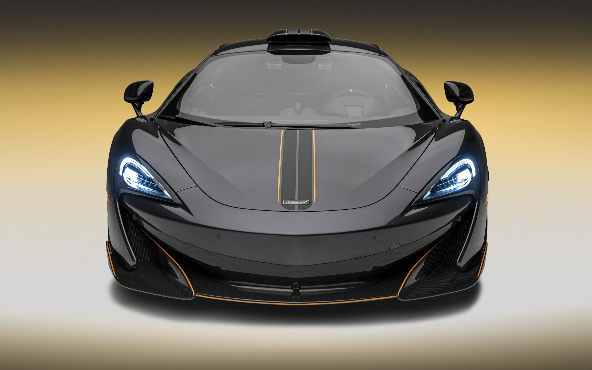 Черный суперкар McLaren 600LT, 2019 года вид спереди