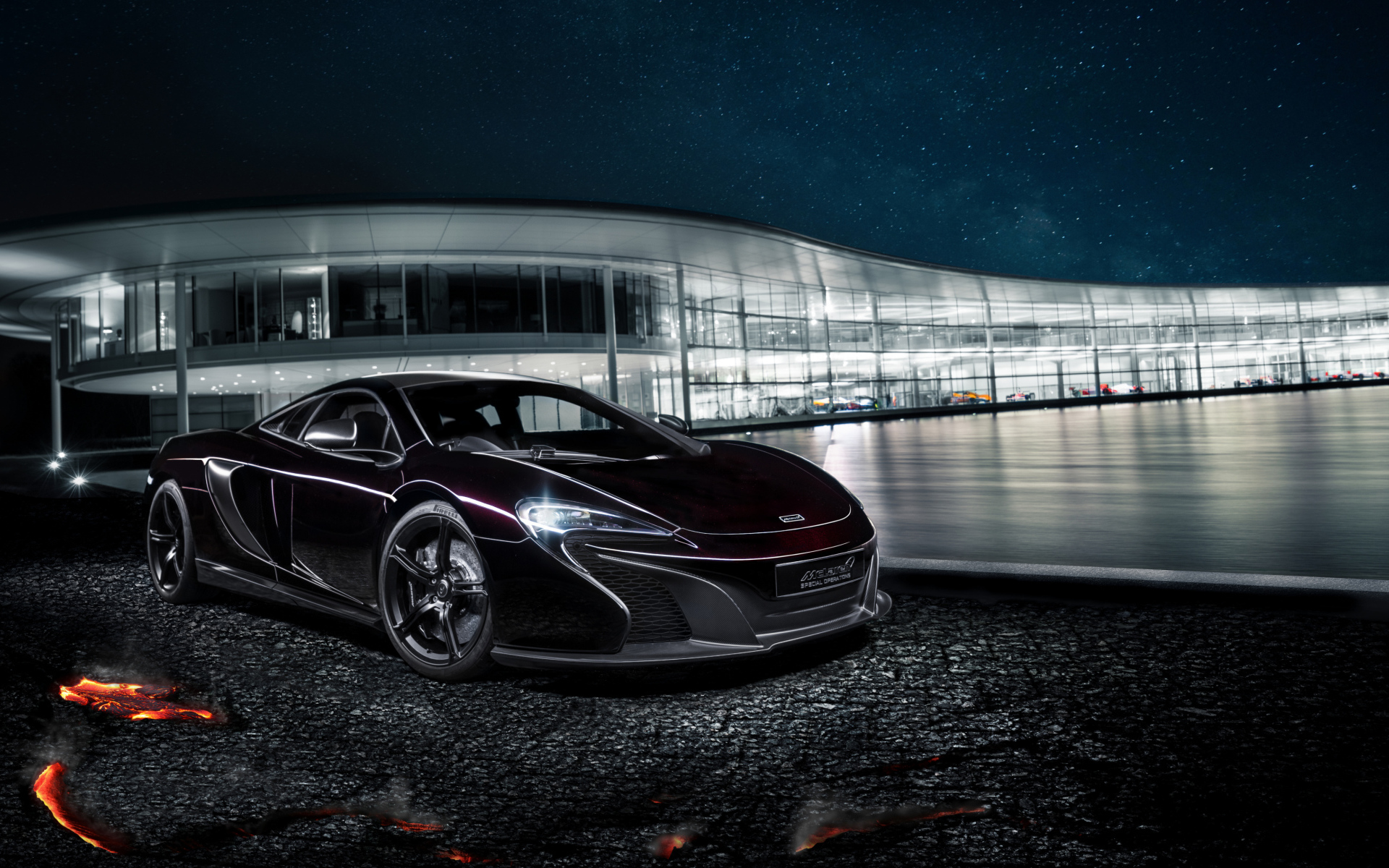 Автомобиль McLaren MSO 650S на фоне стеклянного автосалона