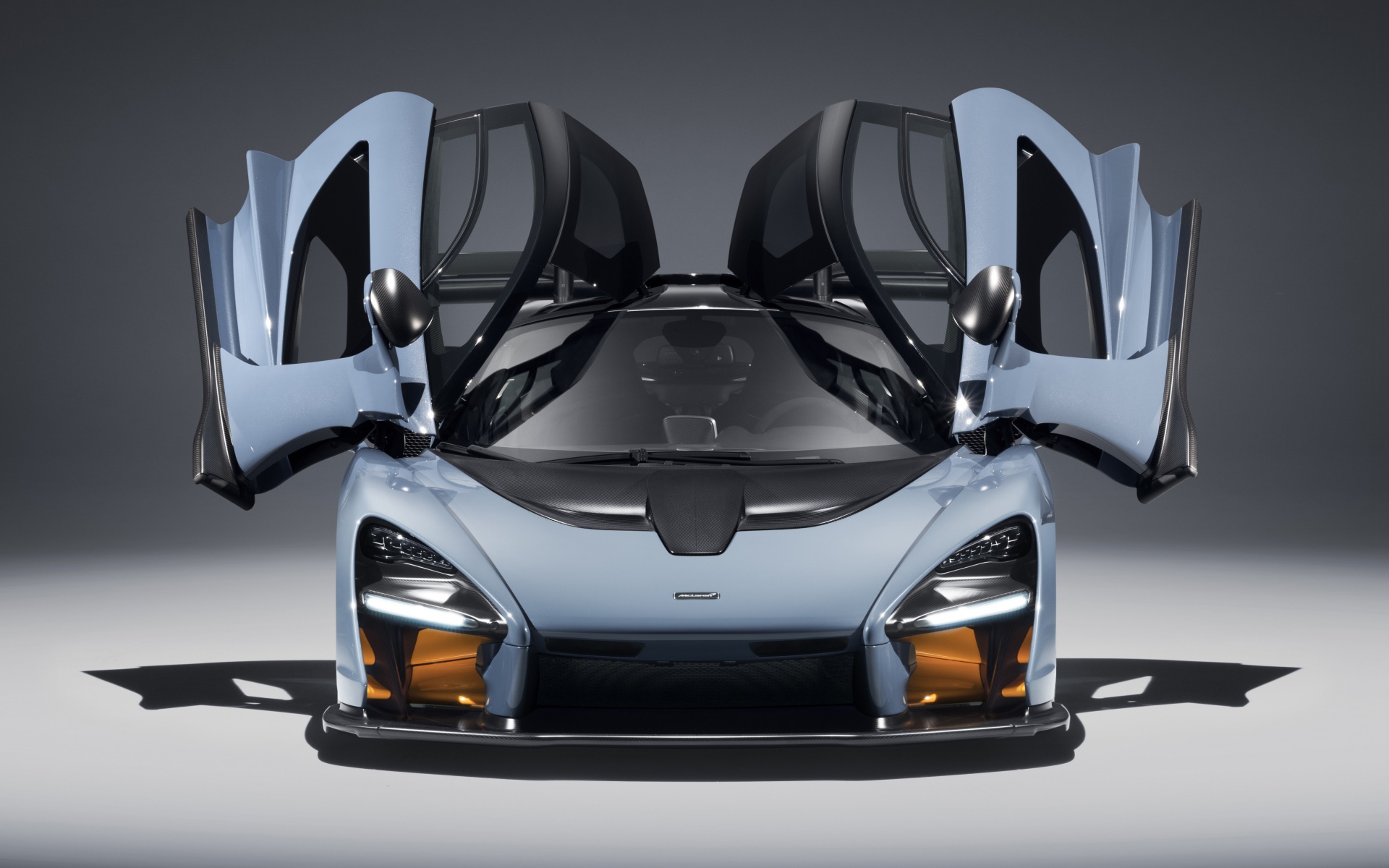 Автомобиль McLaren Senna, 2018 с открытыми дверями