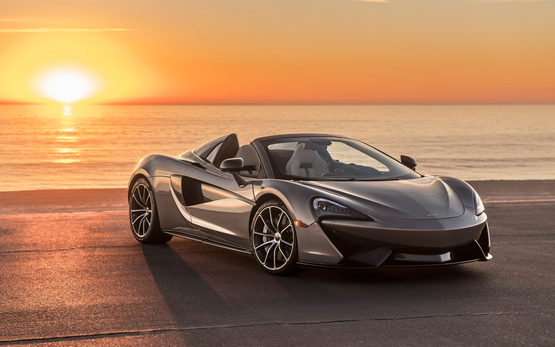Серебристый  McLaren 570S Spider, 2018 на фоне заката