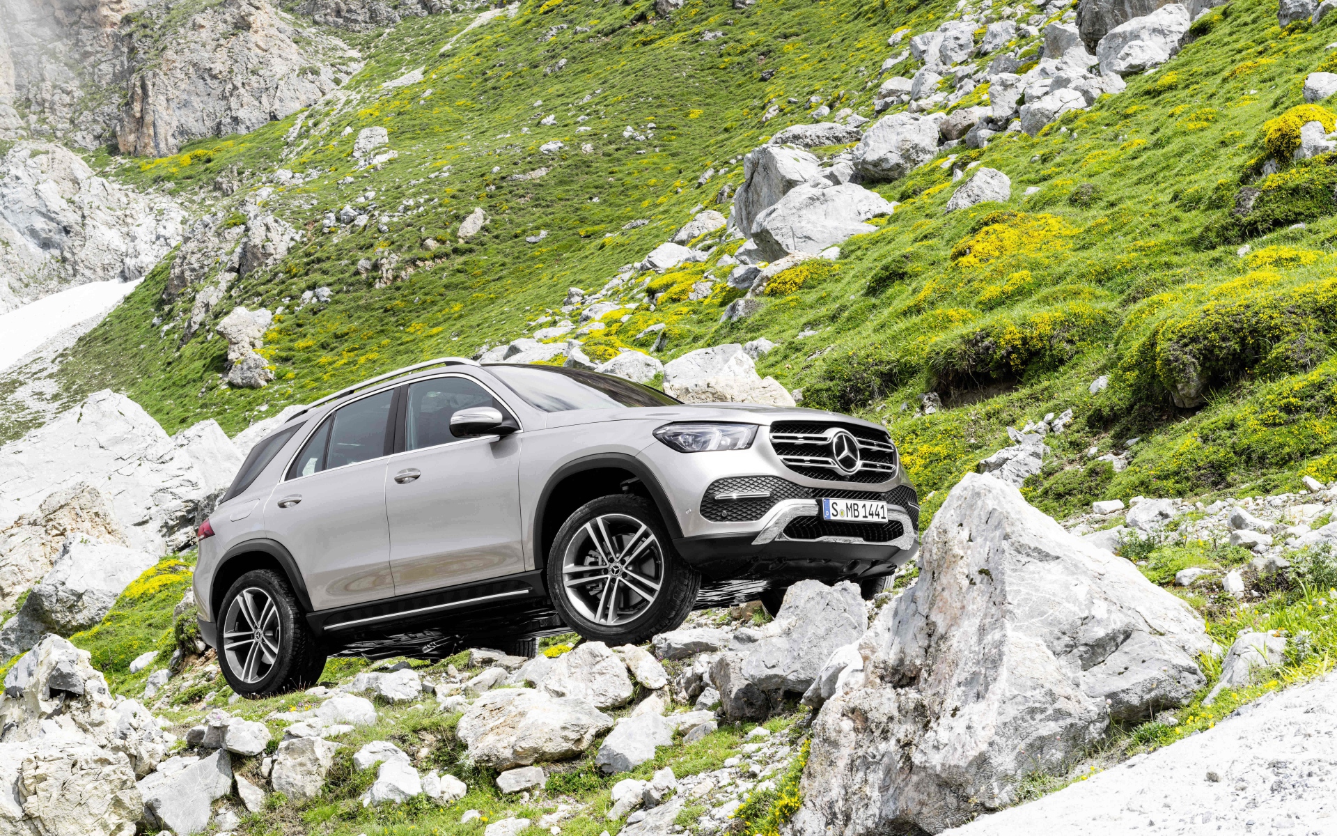 Серебристый внедорожник Mercedes-Benz GLE, 2019 в горах 