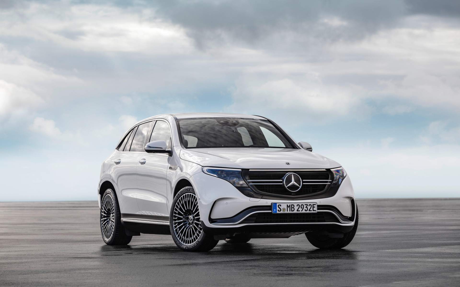 Белый автомобиль Mercedes-Benz EQC, 2020 года на фоне неба