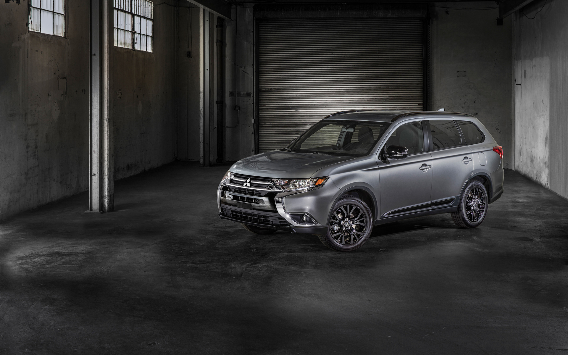 Серебристый внедорожник Mitsubishi Outlander, 2018