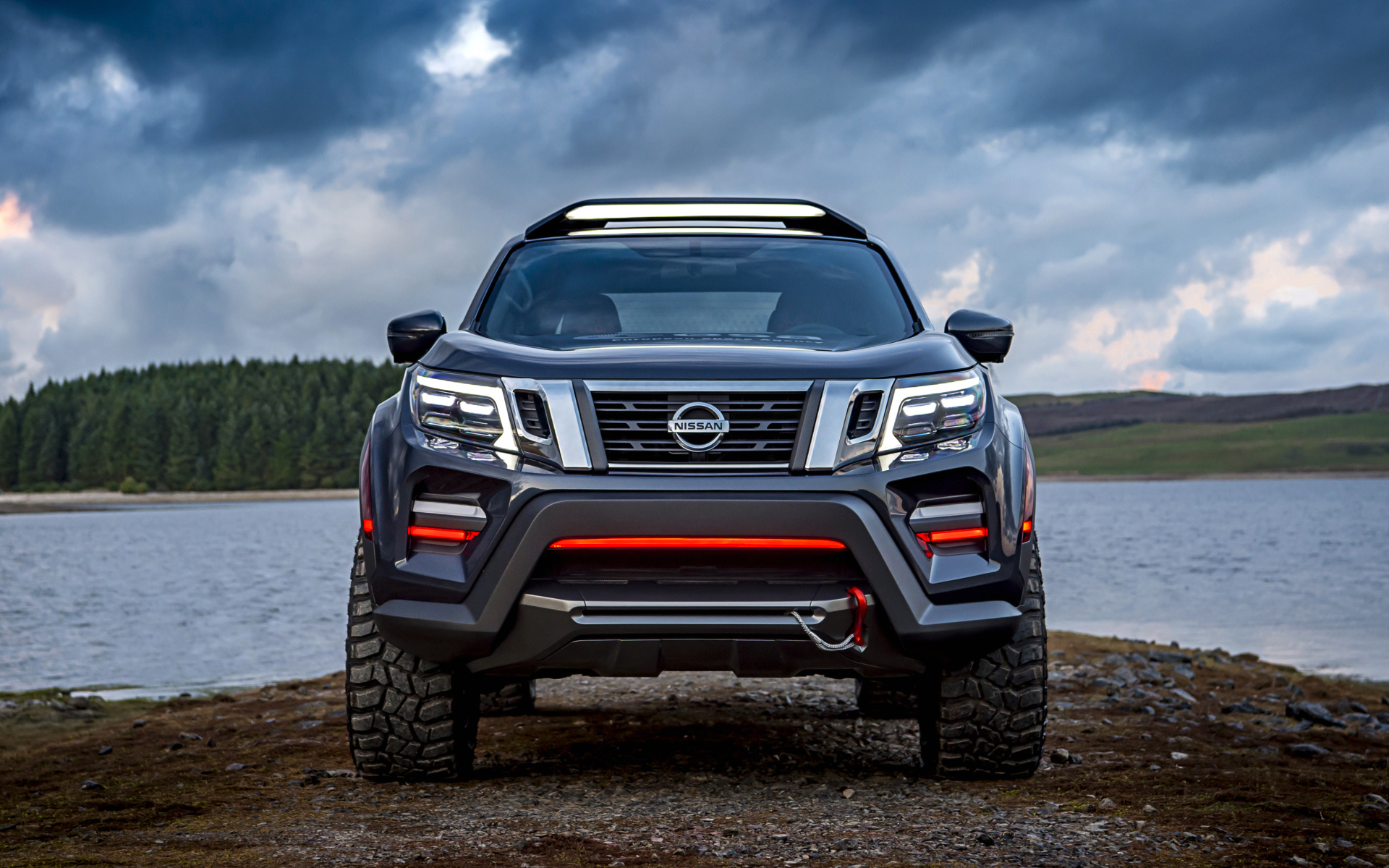 Внедорожник Nissan Navara на фоне грозового неба