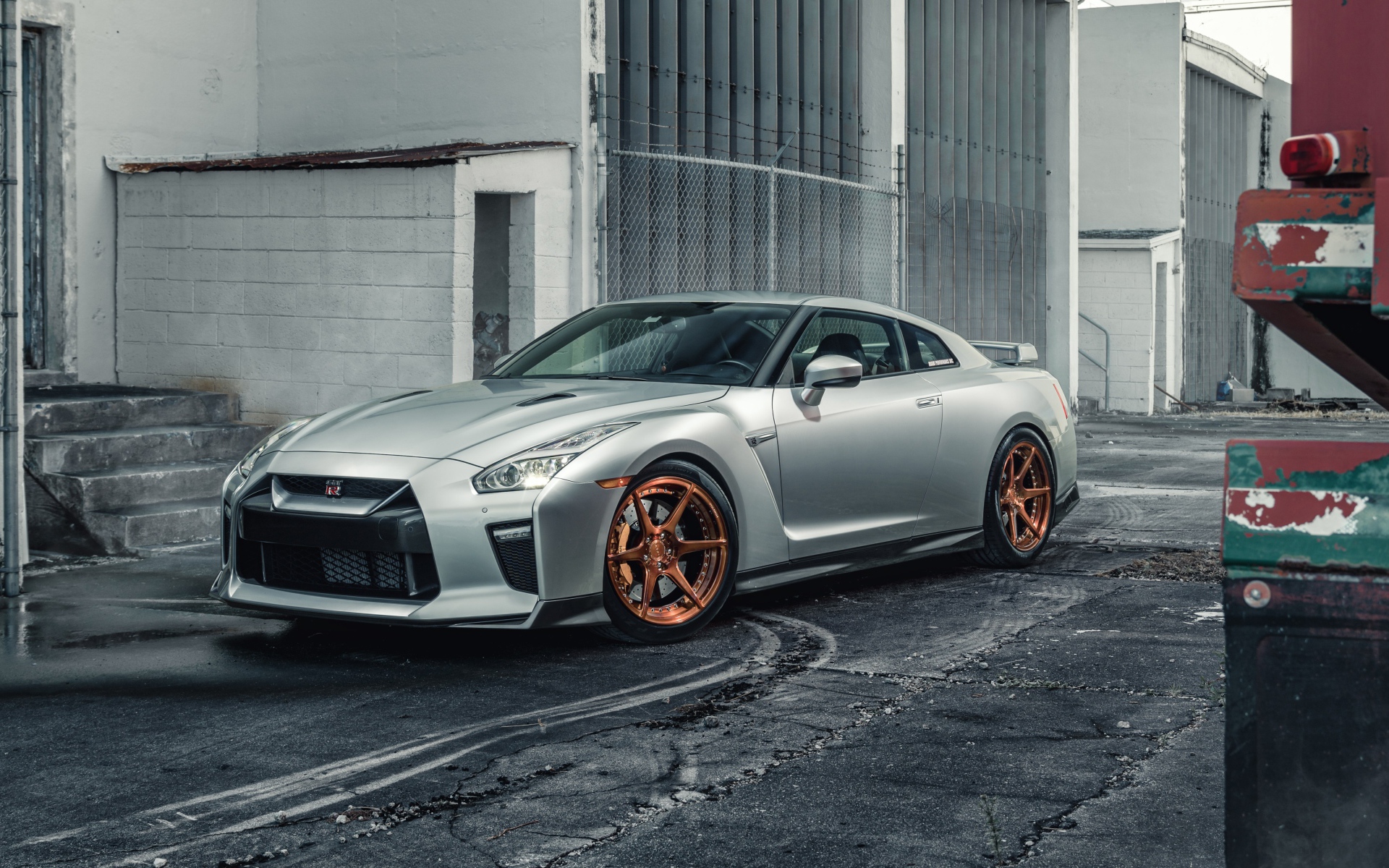 Серебристый автомобиль Nissan GTR