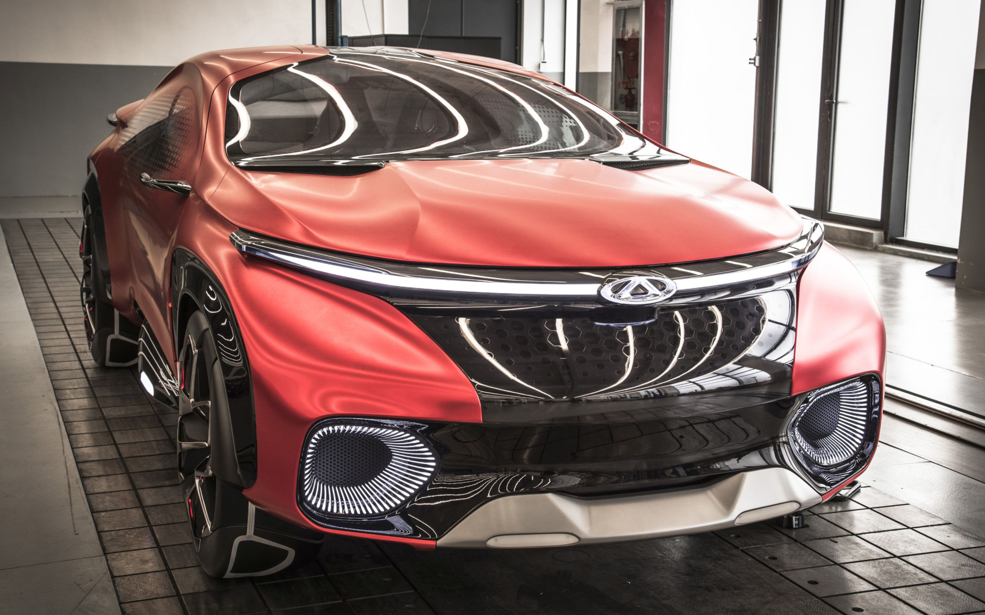 Красный автомобиль концепт Chery FV2030, вид спереди