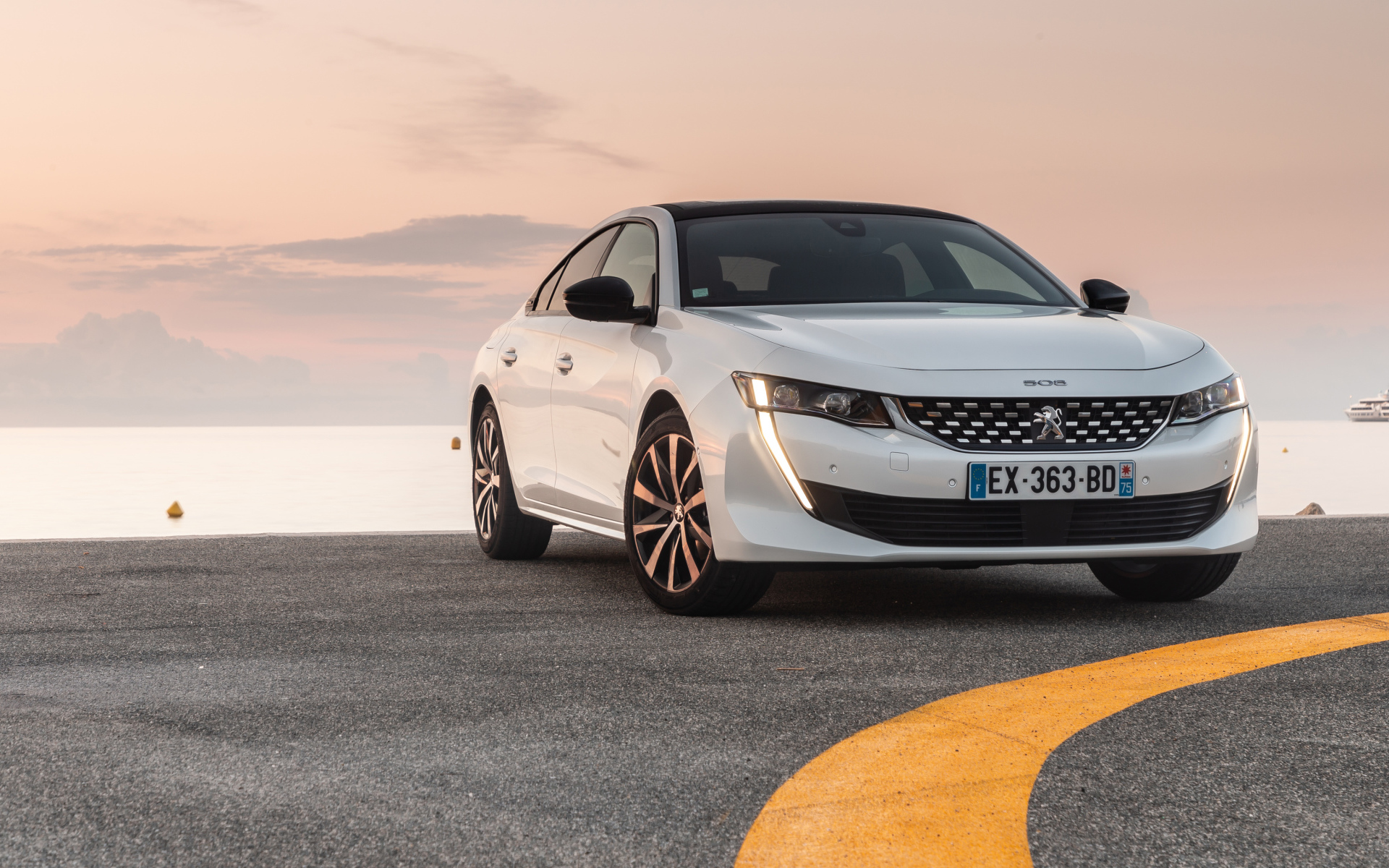 Белый автомобиль Peugeot 508 GT Line