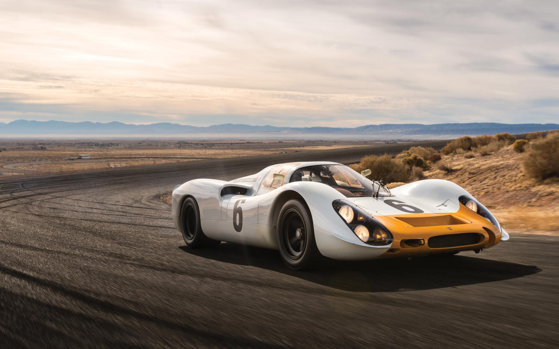 Гоночный автомобиль Porsche 908 на трассе