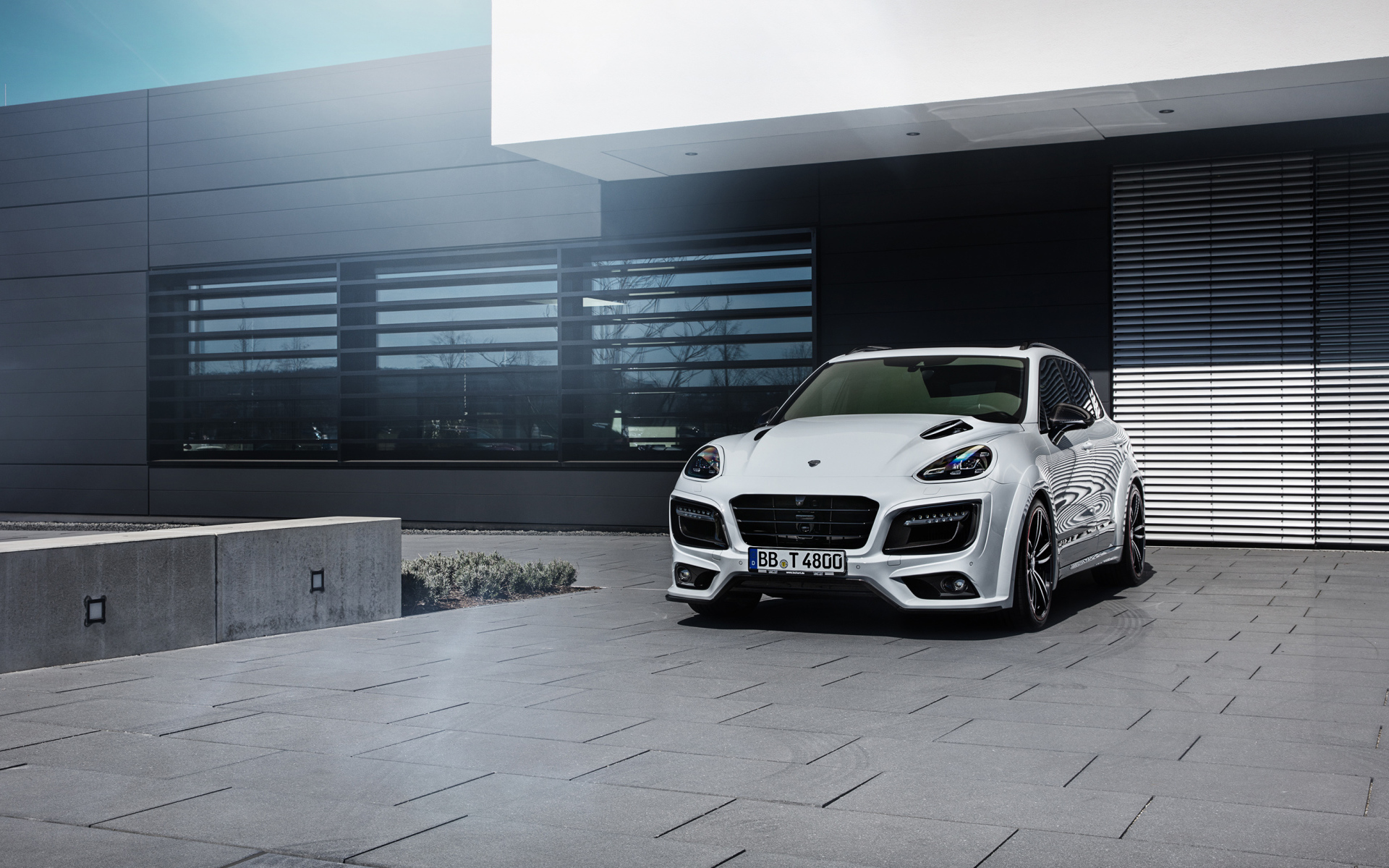 Белый автомобиль Porsche techart magnum sport 30 years