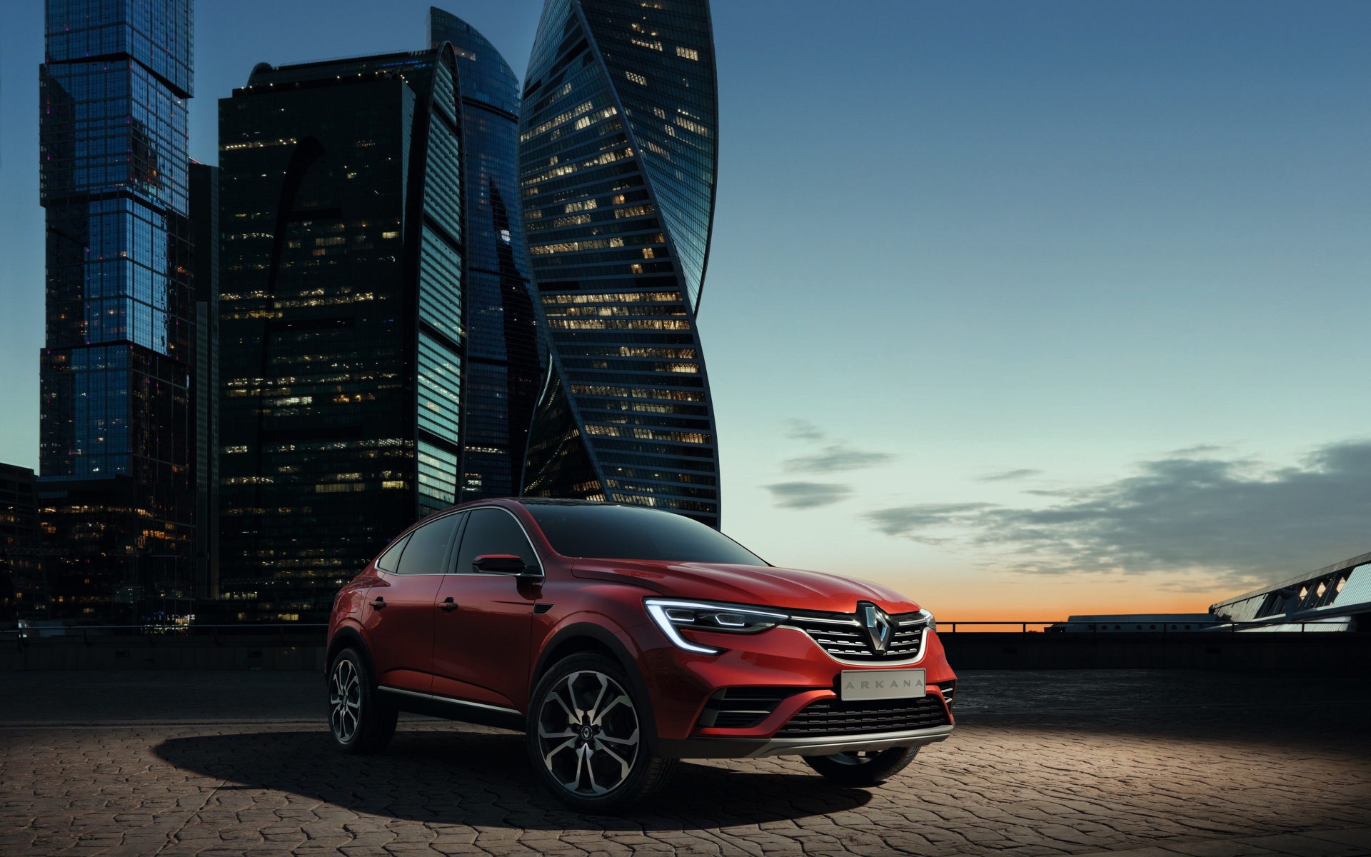 Внедорожник Renault Arkana, 2019 на фоне мегаполиса