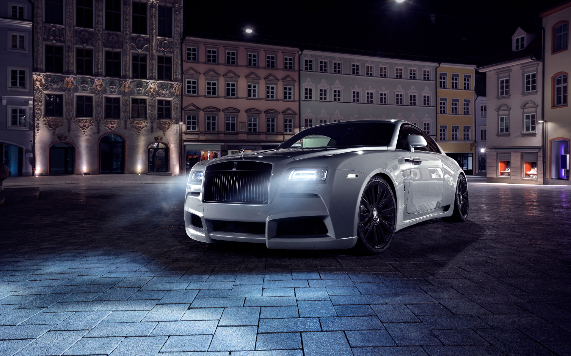 Дорогой автомобиль Rolls Royce Wraith с включенными фарами