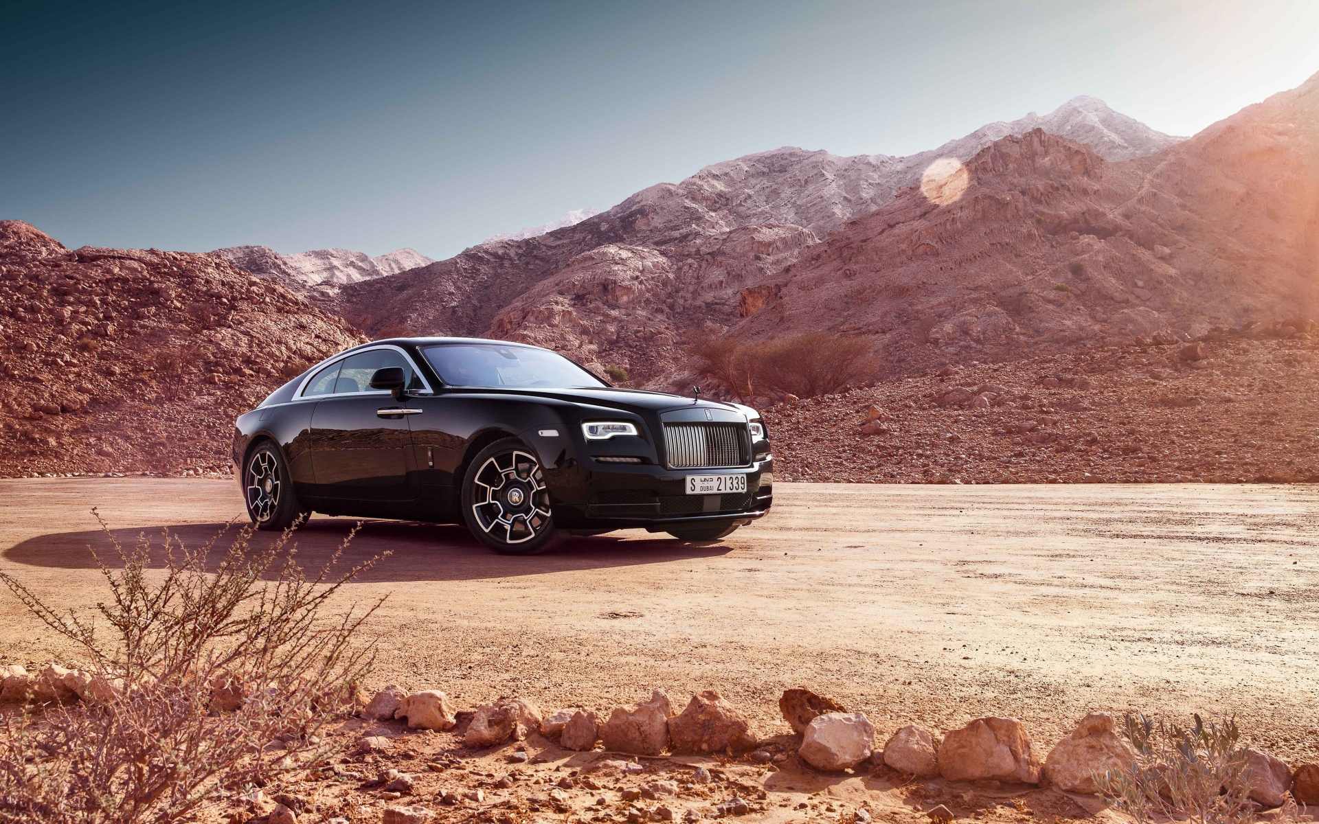 Стильный автомобиль Rolls Royce Wraith Black Badge на фоне гор