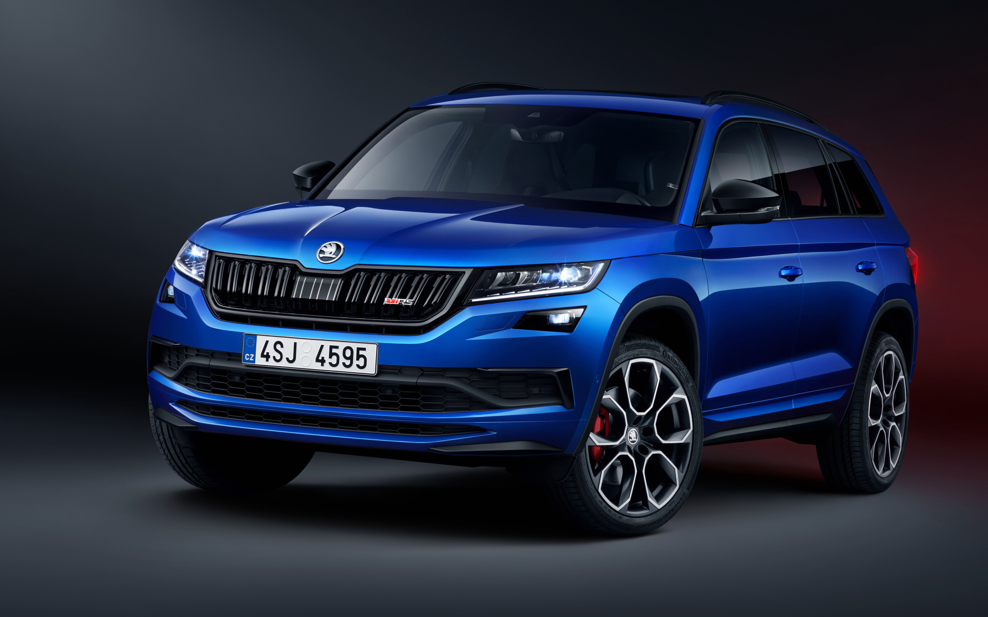 Синий внедорожник Skoda Kodiaq RS 2019 года на сером фоне